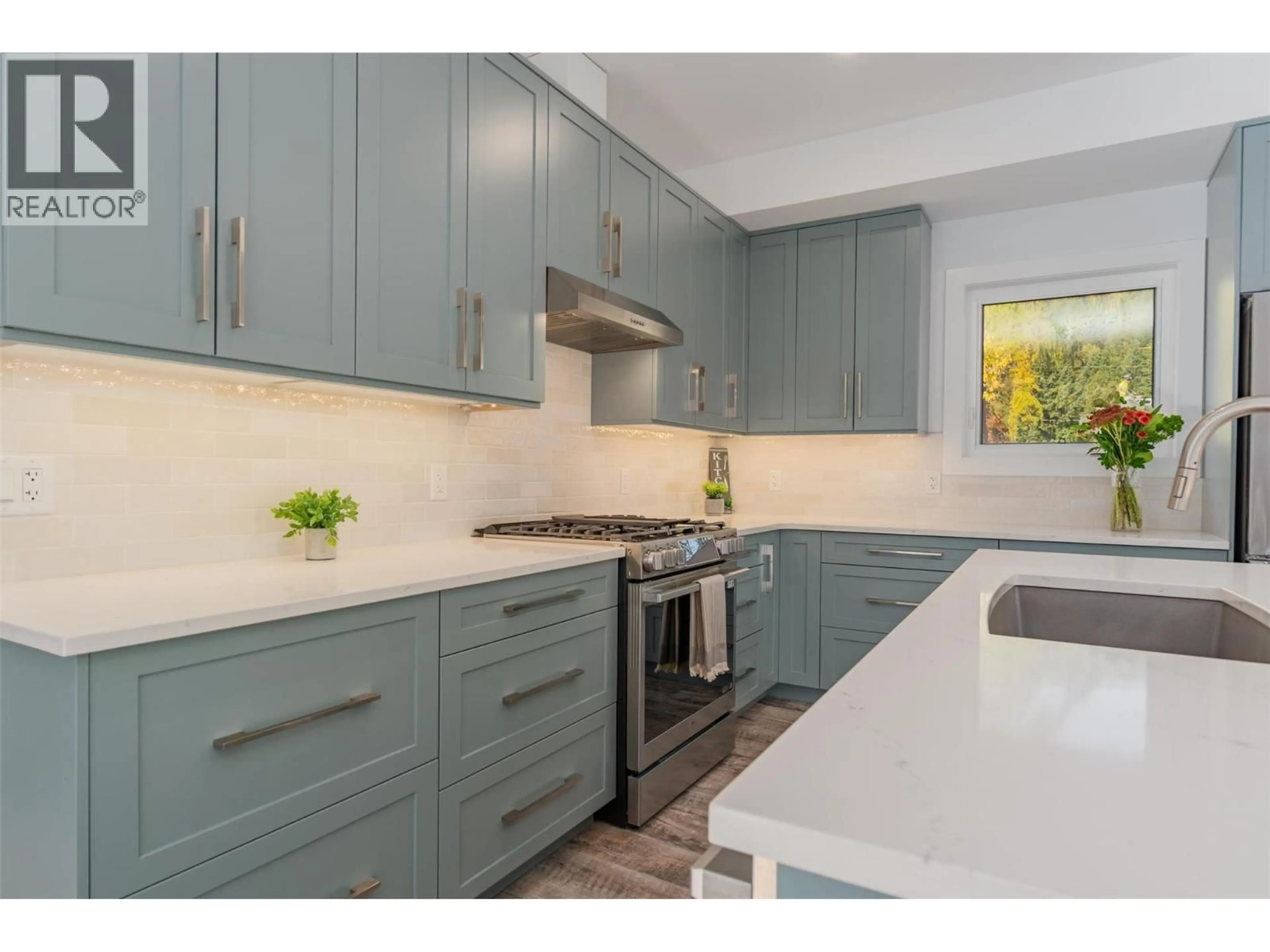 Open concept kitchen, ceramic/tile floor for 2690 MONTE CHRISTO STREET, Rossland British Columbia V0G1Y0