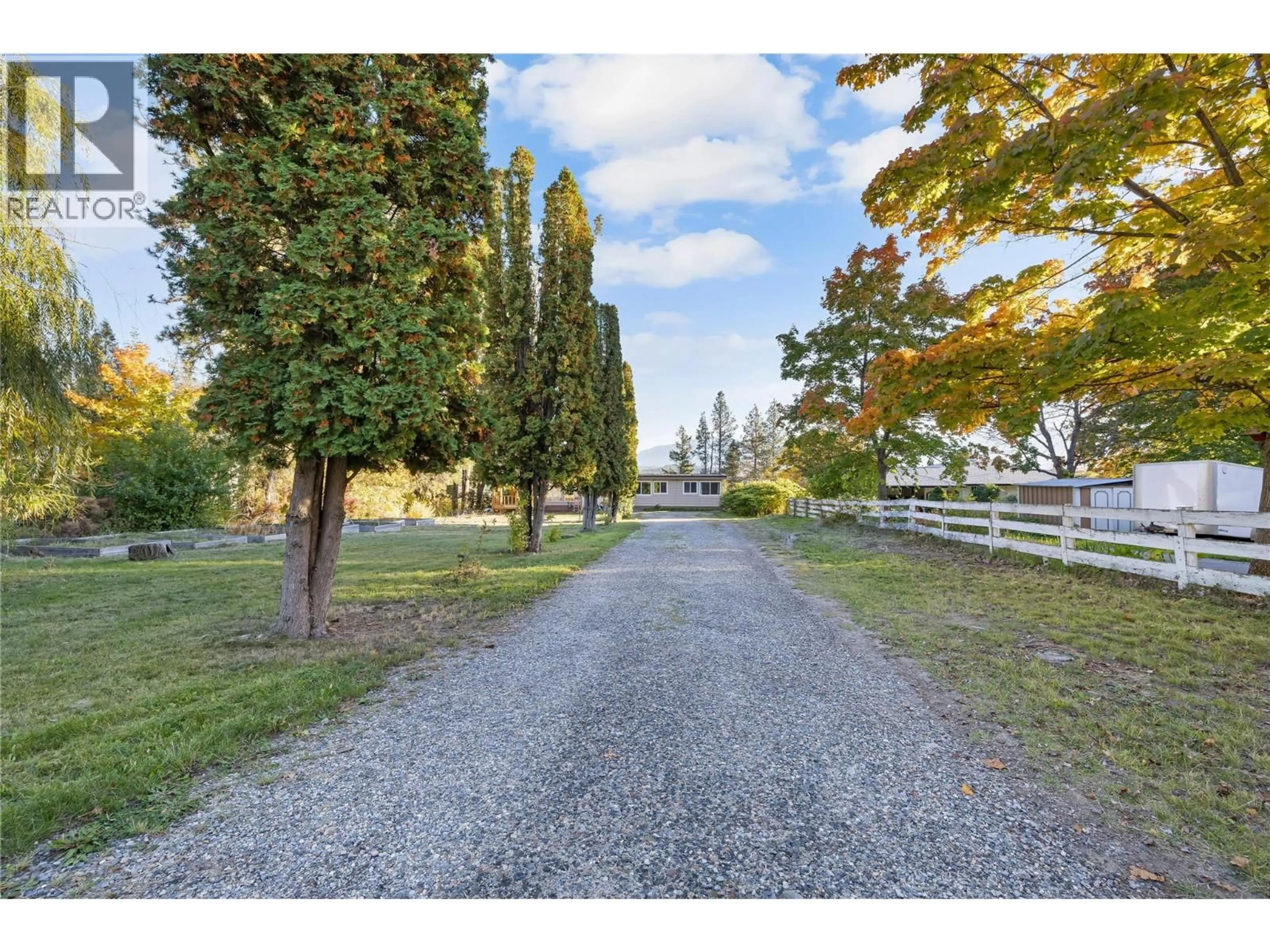 A pic from outside/outdoor area/front of a property/back of a property/a pic from drone, street for 2424 CRAWFORD STREET, Creston British Columbia V0B1G5