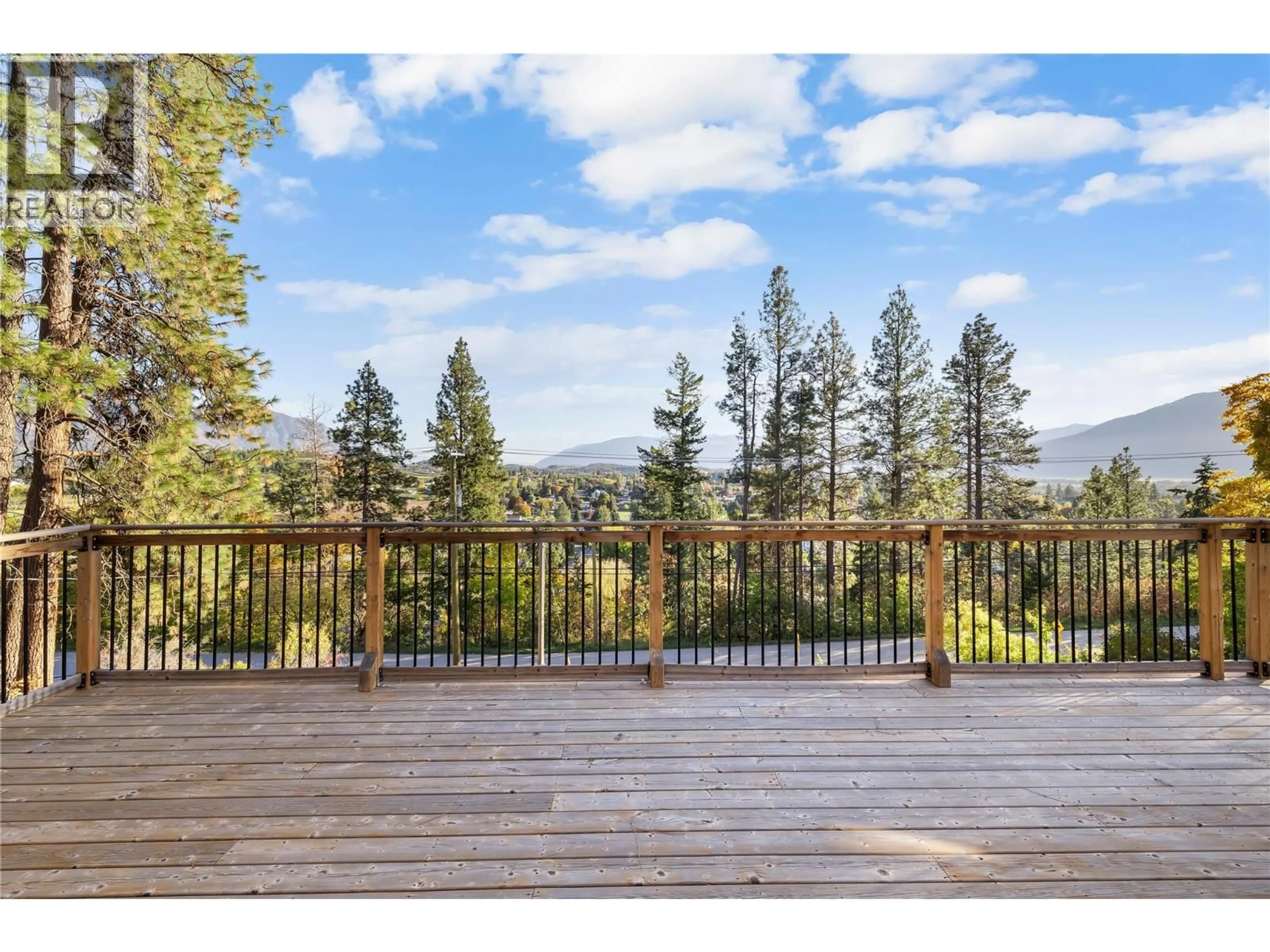 A pic from outside/outdoor area/front of a property/back of a property/a pic from drone, unknown for 2424 CRAWFORD STREET, Creston British Columbia V0B1G5