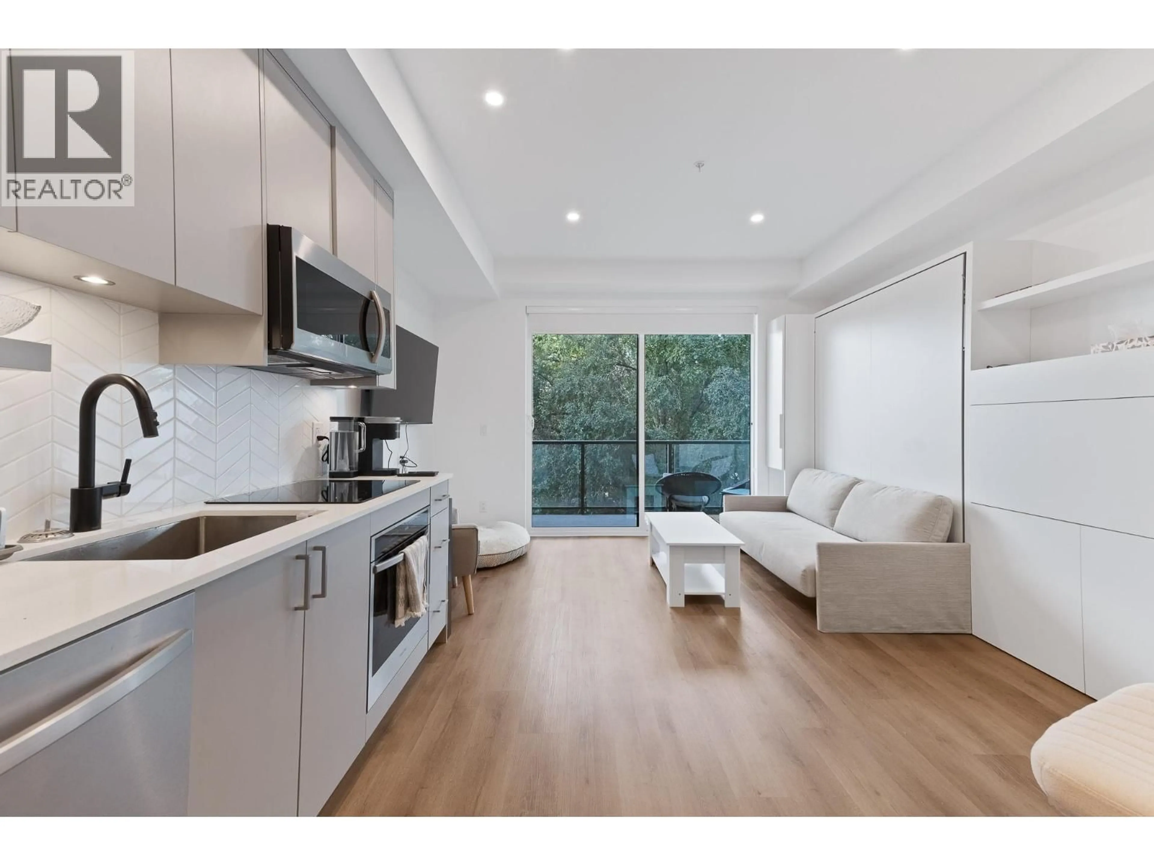 Open concept kitchen, wood/laminate floor for 306 - 1274 DEVONSHIRE AVENUE, Kelowna British Columbia V1Y0M7