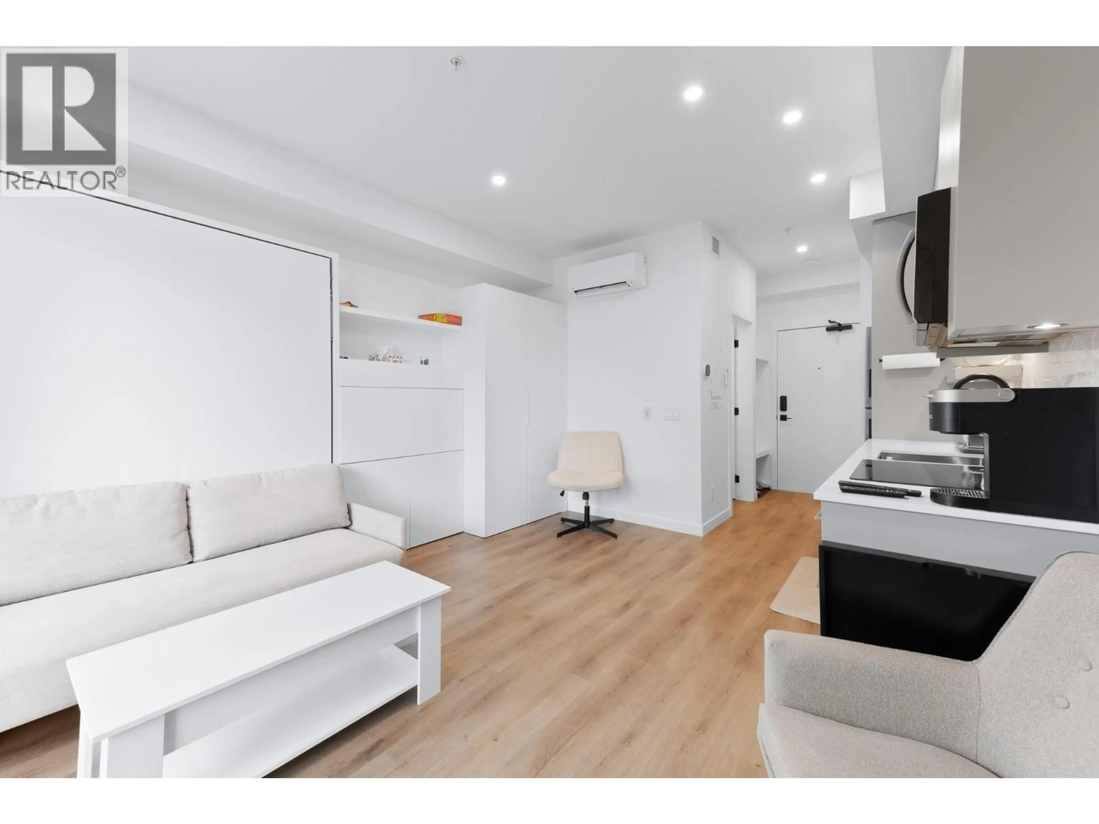 Living room with furniture, wood/laminate floor for 306 - 1274 DEVONSHIRE AVENUE, Kelowna British Columbia V1Y0M7