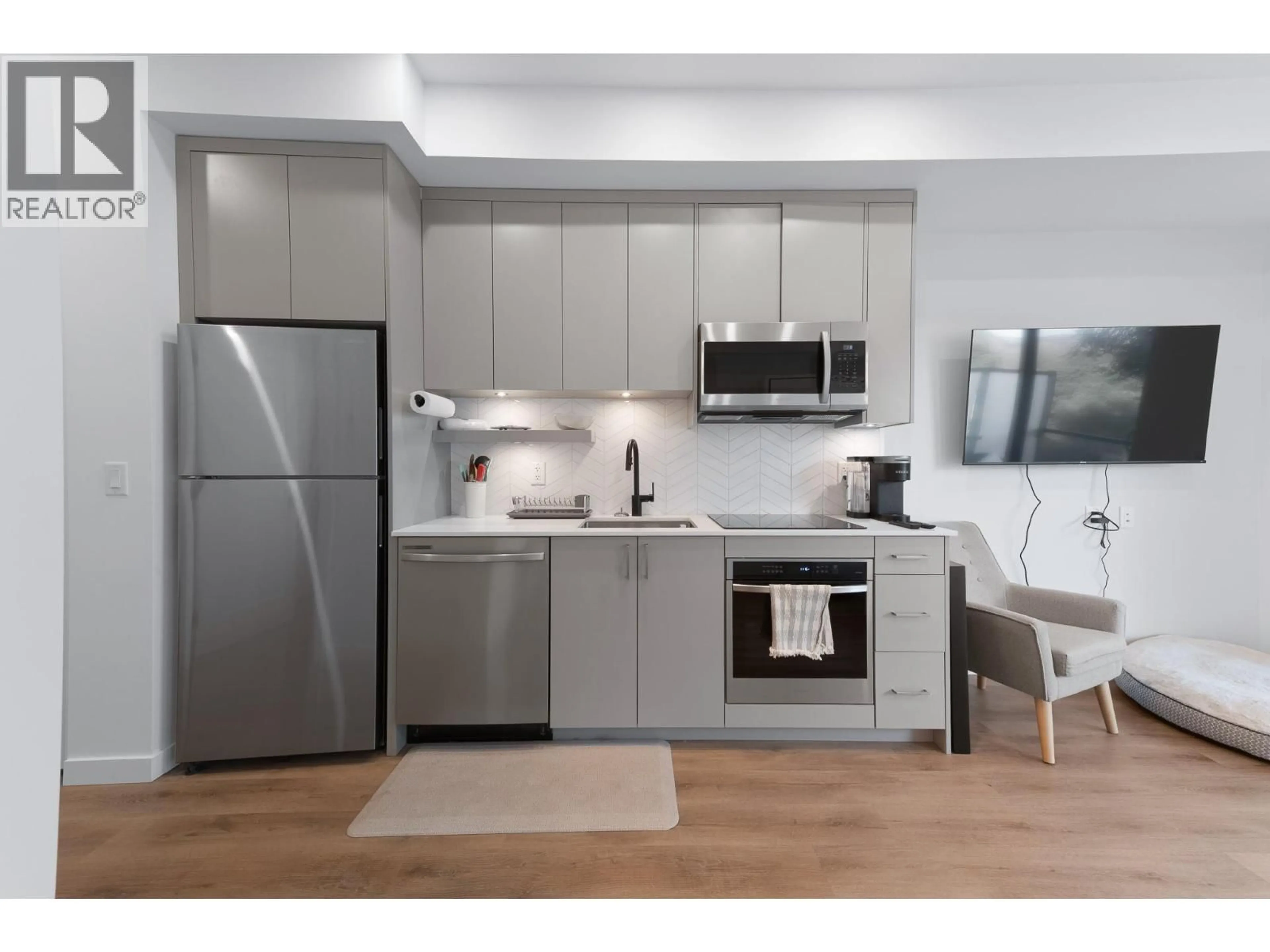 Standard kitchen, unknown for 306 - 1274 DEVONSHIRE AVENUE, Kelowna British Columbia V1Y0M7