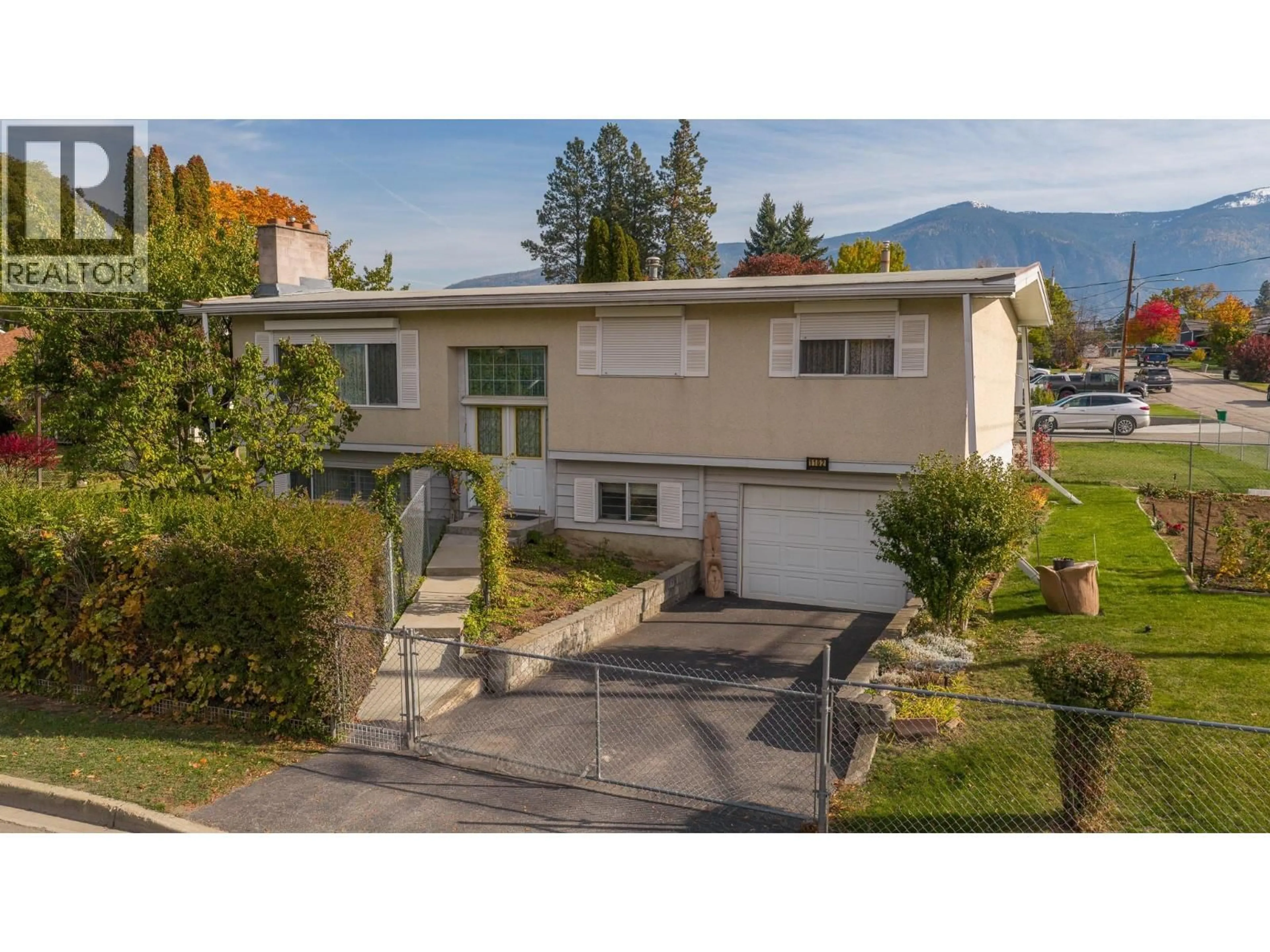 A pic from outside/outdoor area/front of a property/back of a property/a pic from drone, street for 1102 BIRCH STREET, Creston British Columbia V0B1G3