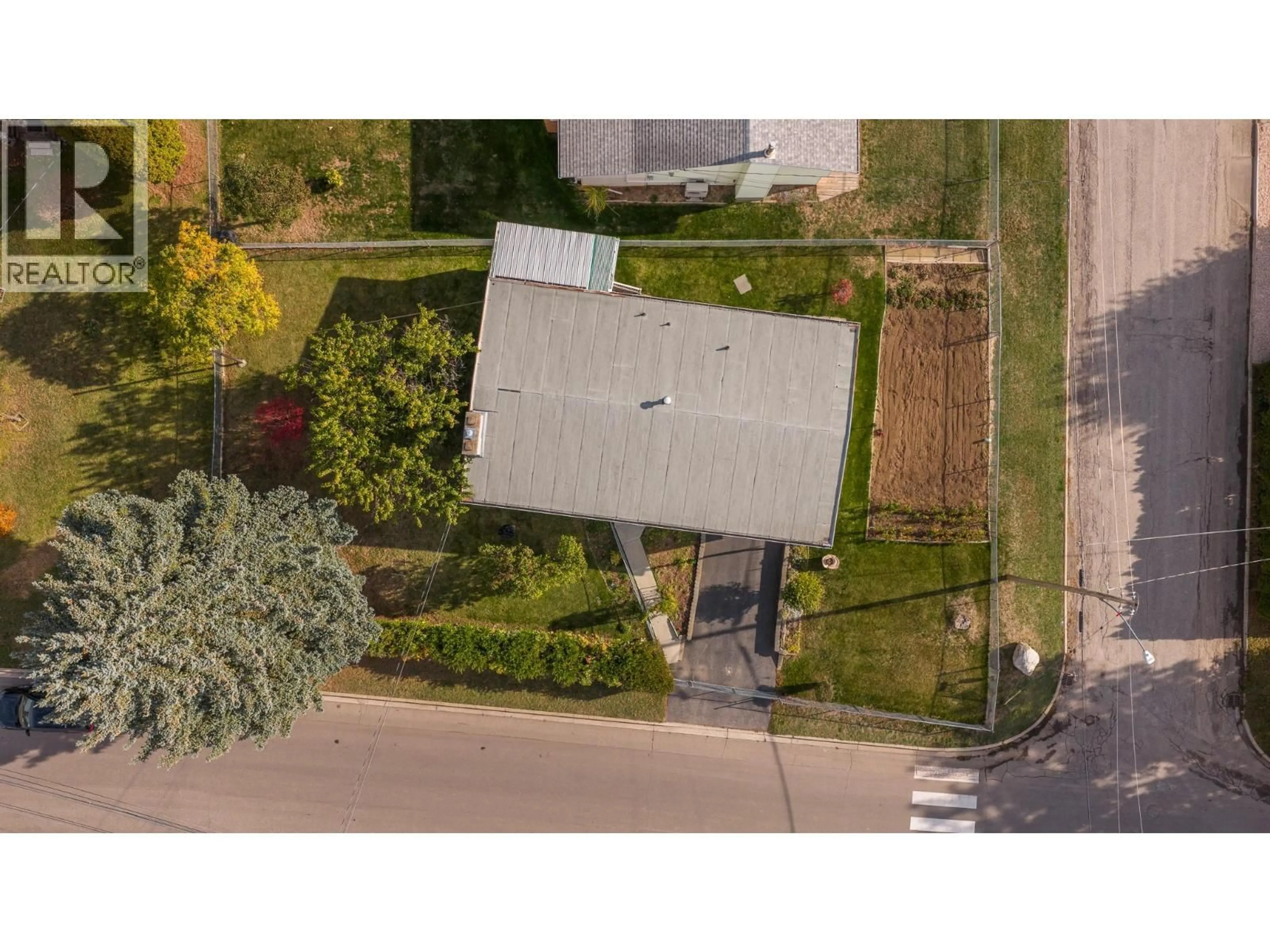 A pic from outside/outdoor area/front of a property/back of a property/a pic from drone, street for 1102 BIRCH STREET, Creston British Columbia V0B1G3