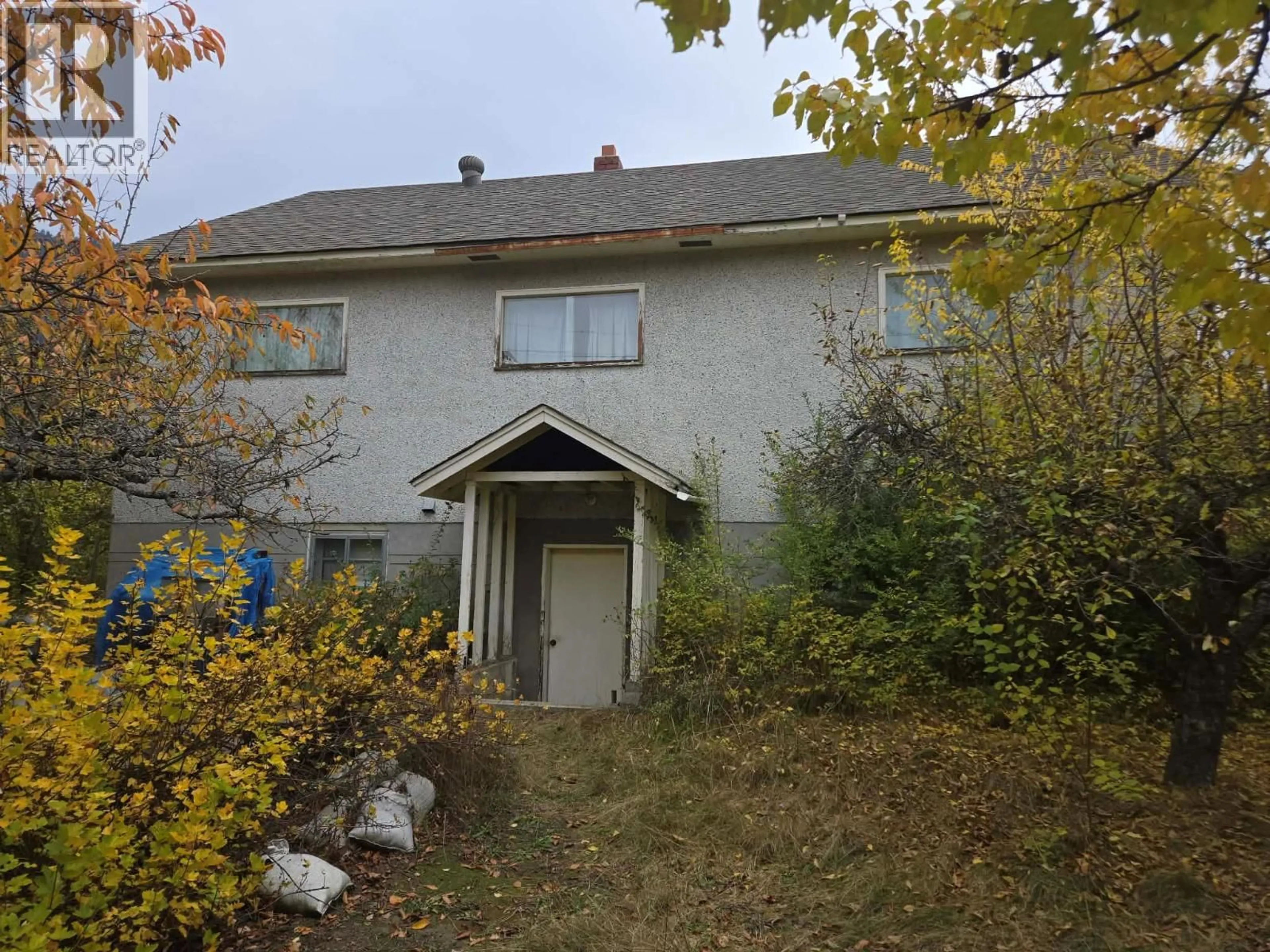 A pic from outside/outdoor area/front of a property/back of a property/a pic from drone, building for 562 7TH AVENUE, Castlegar British Columbia V1N1R4
