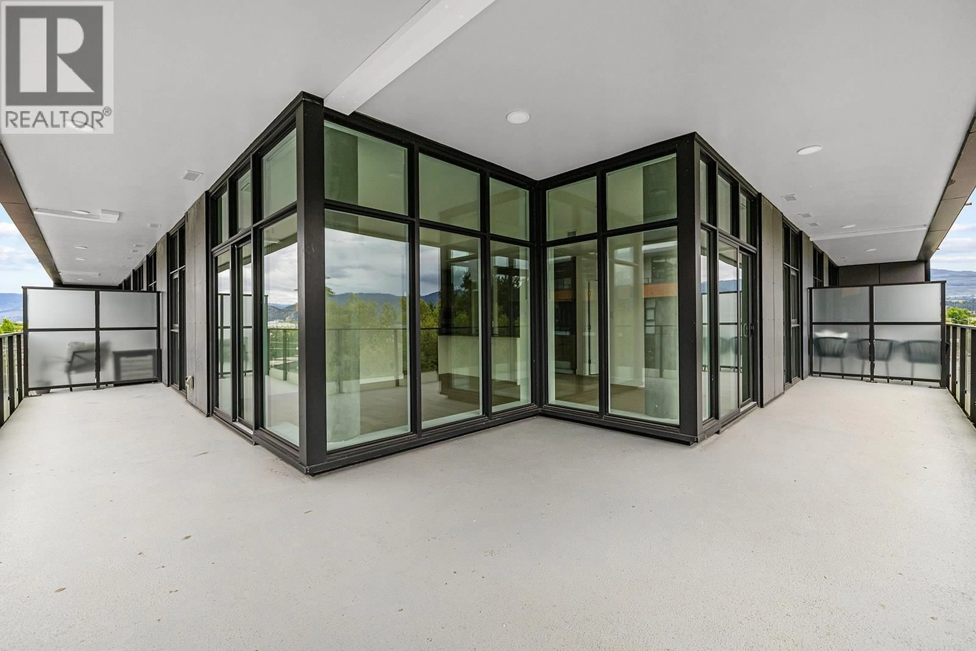 Indoor foyer for 509 - 3409 LAKESHORE ROAD, Kelowna British Columbia V1W3S9