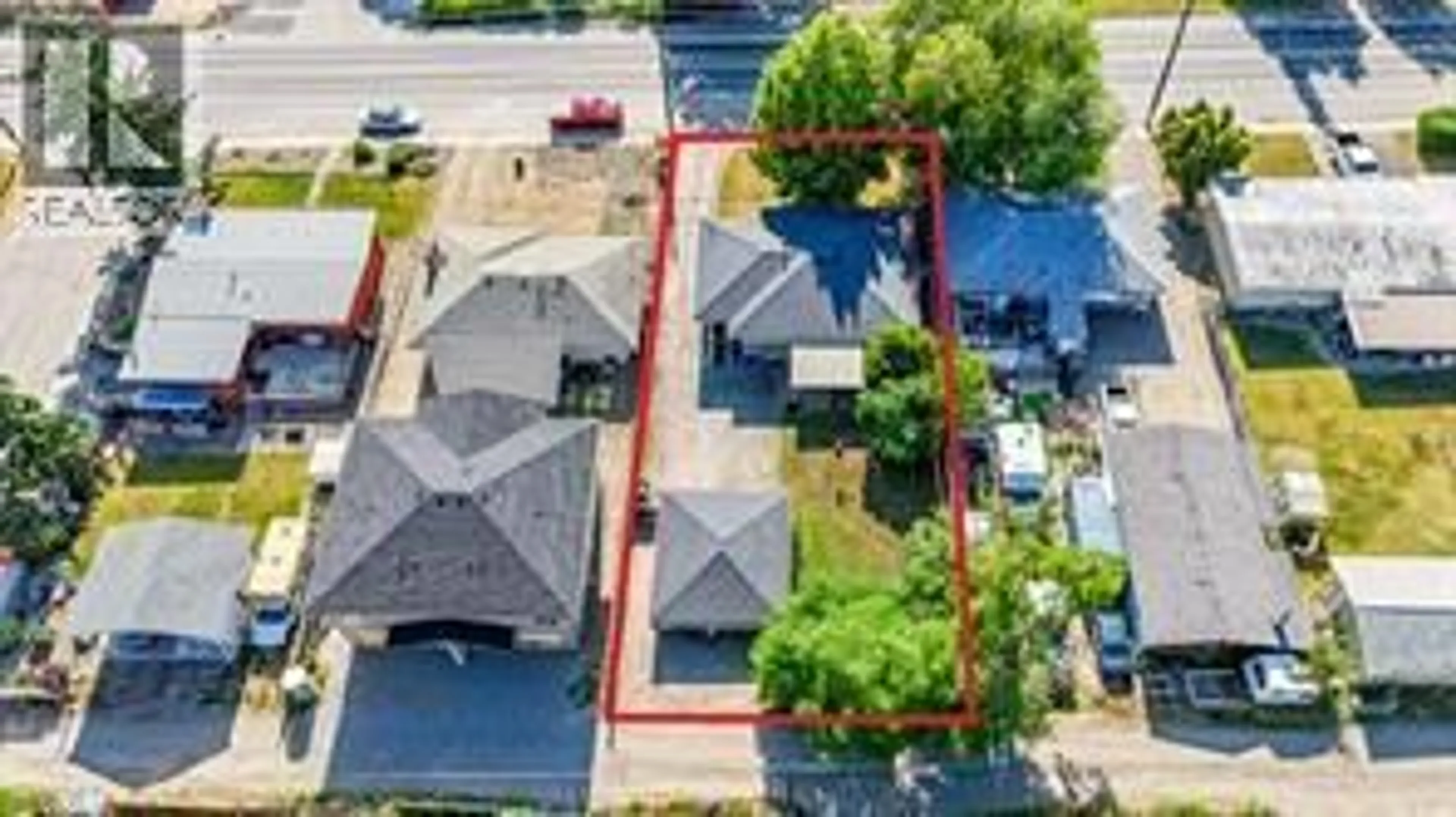 A pic from outside/outdoor area/front of a property/back of a property/a pic from drone, street for 3005 15 STREET, Vernon British Columbia V1T3W1