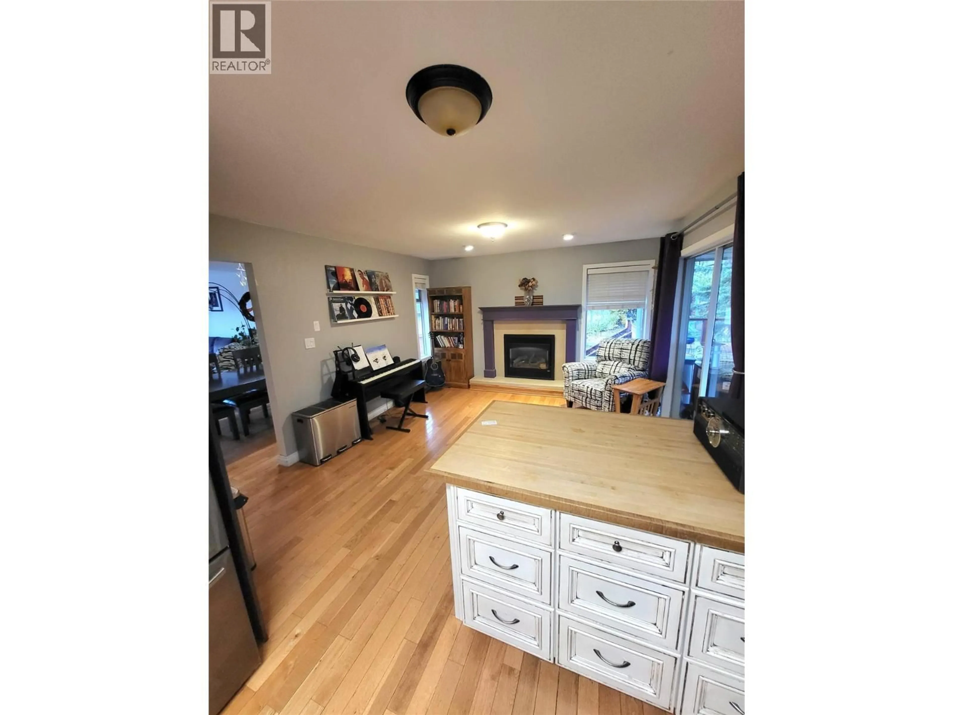 Open concept kitchen, wood/laminate floor for 132 STEVENS COURT, Penticton British Columbia V2A8A2