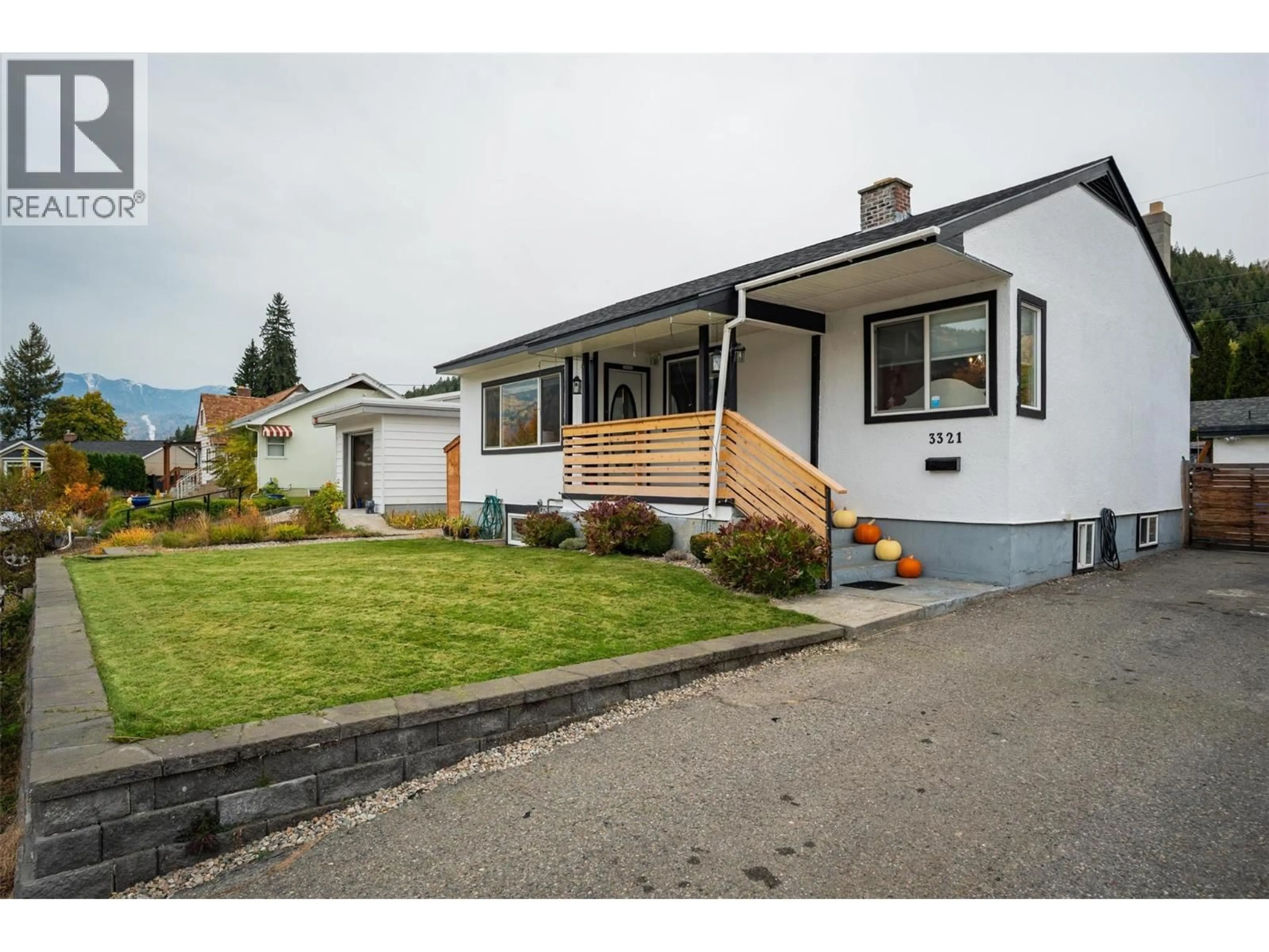 Home with vinyl exterior material, street for 3321 DAHLIA CRESCENT, Trail British Columbia V1R2Y1