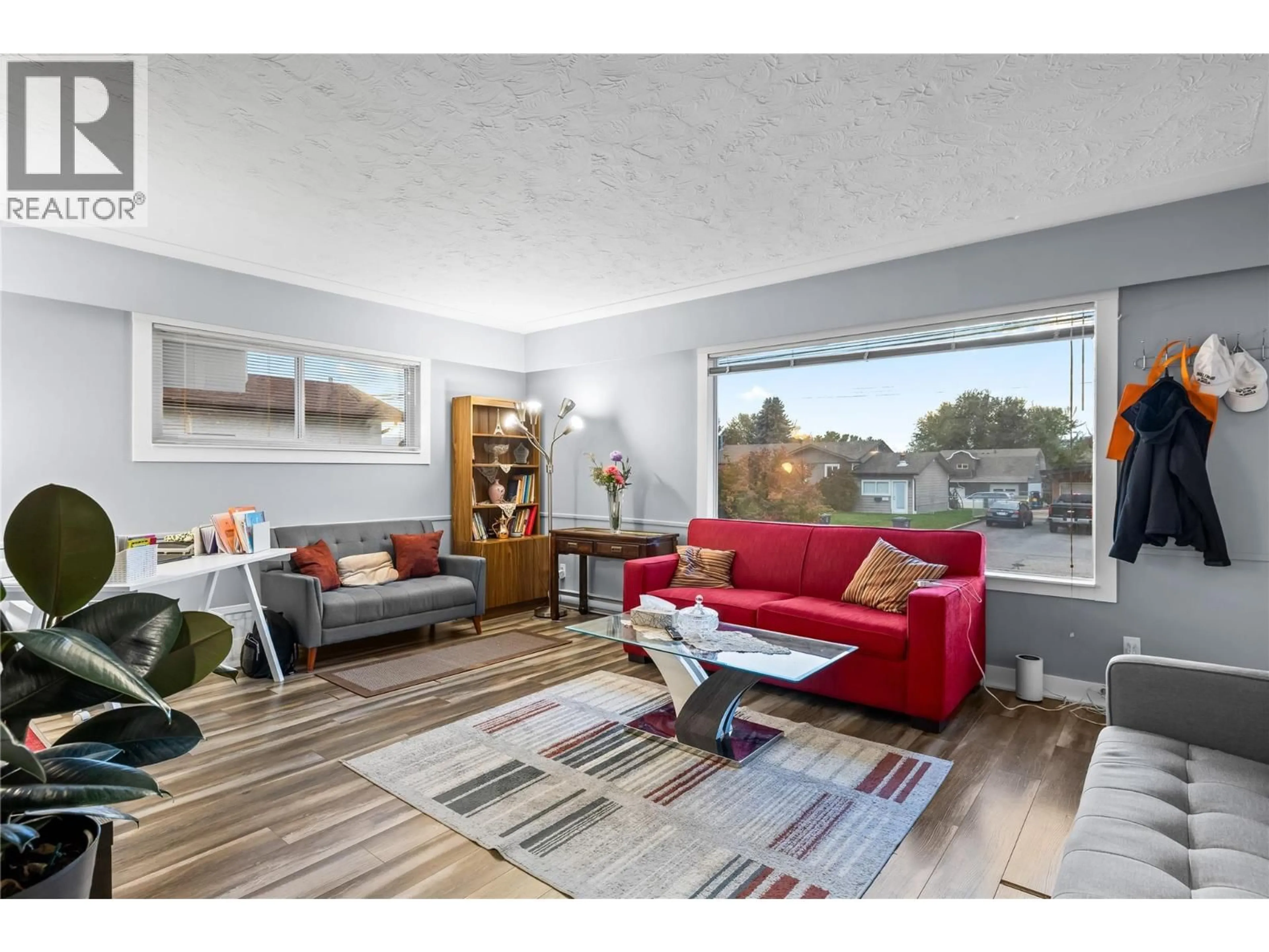 Living room with furniture, wood/laminate floor for 205 HOMER ROAD, Kelowna British Columbia V1X3Z6