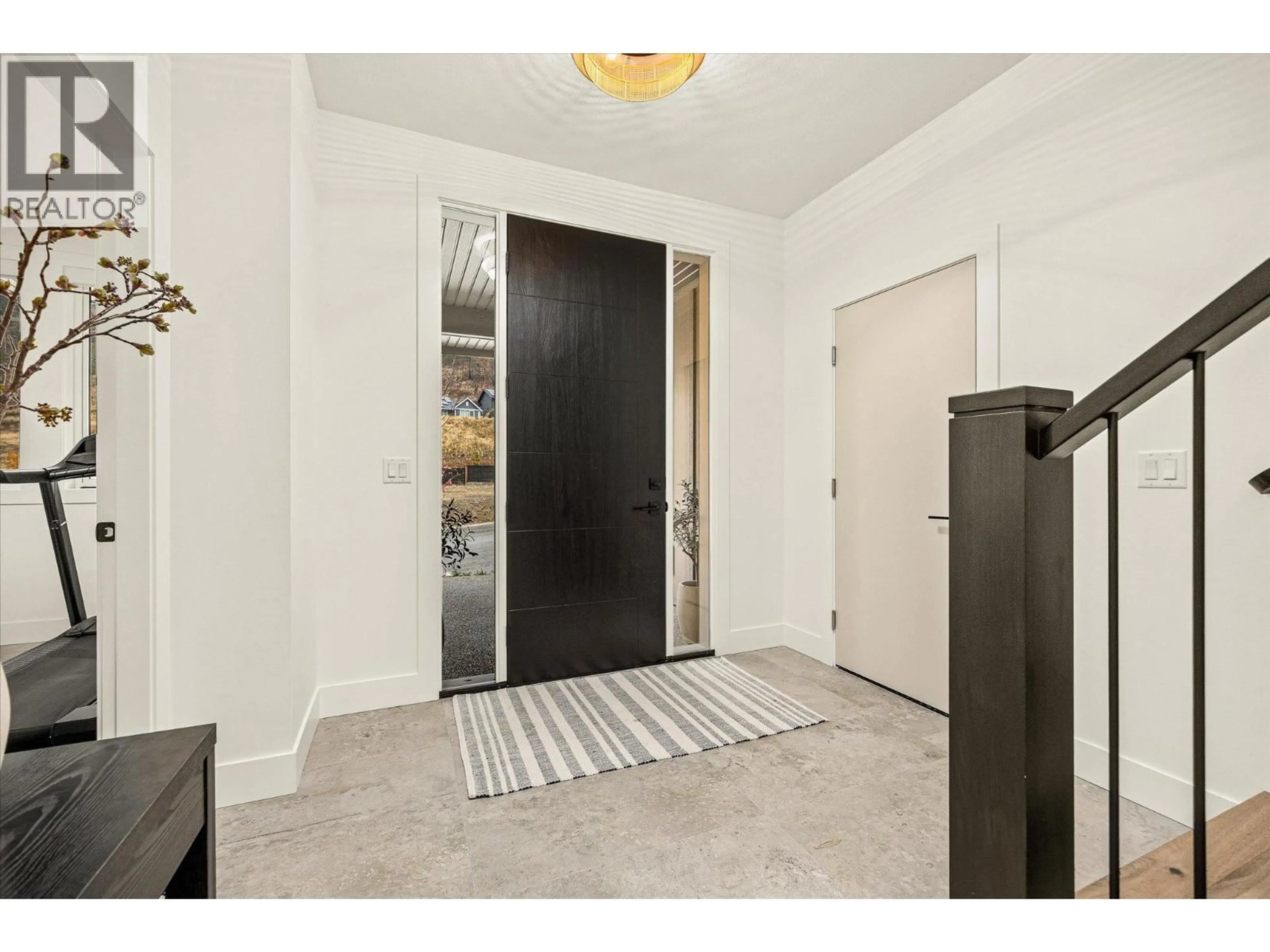 Indoor entryway for 1437 APRIL SPRINGS COURT, Kelowna British Columbia V1V2C6