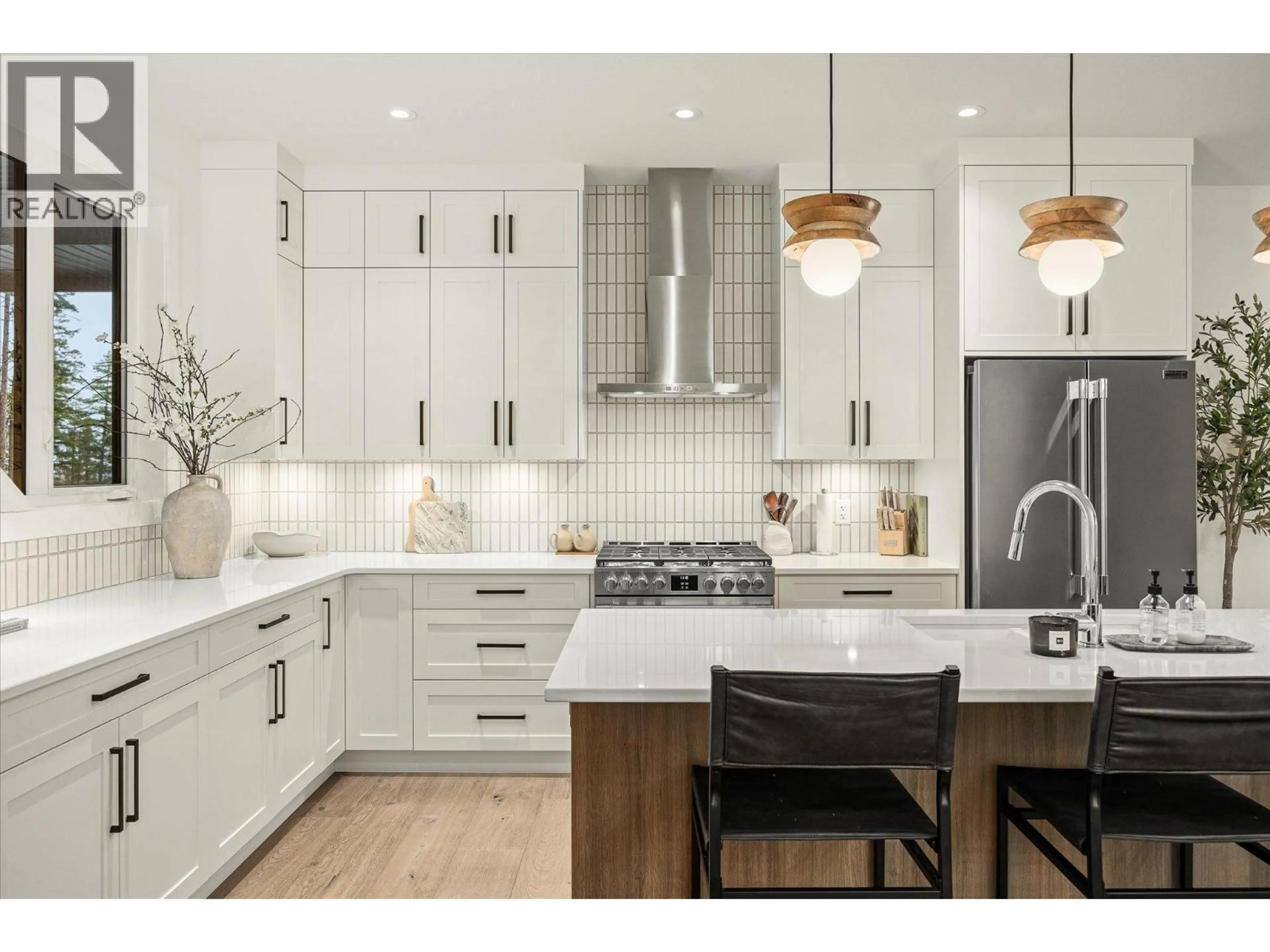 Contemporary kitchen, unknown for 1437 APRIL SPRINGS COURT, Kelowna British Columbia V1V2C6