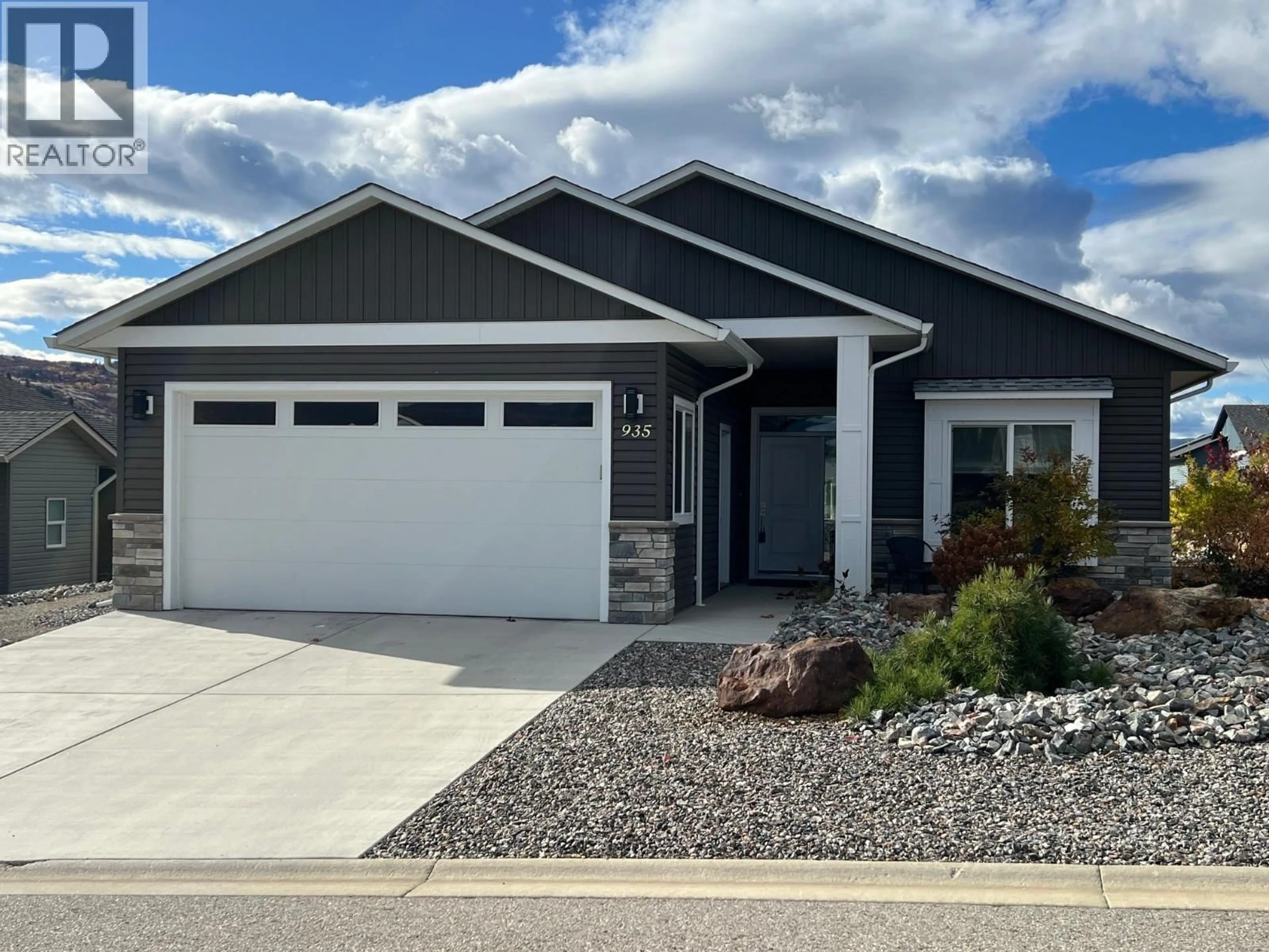 Home with vinyl exterior material, street for 935 9TH AVENUE, Vernon British Columbia V1H1Z1