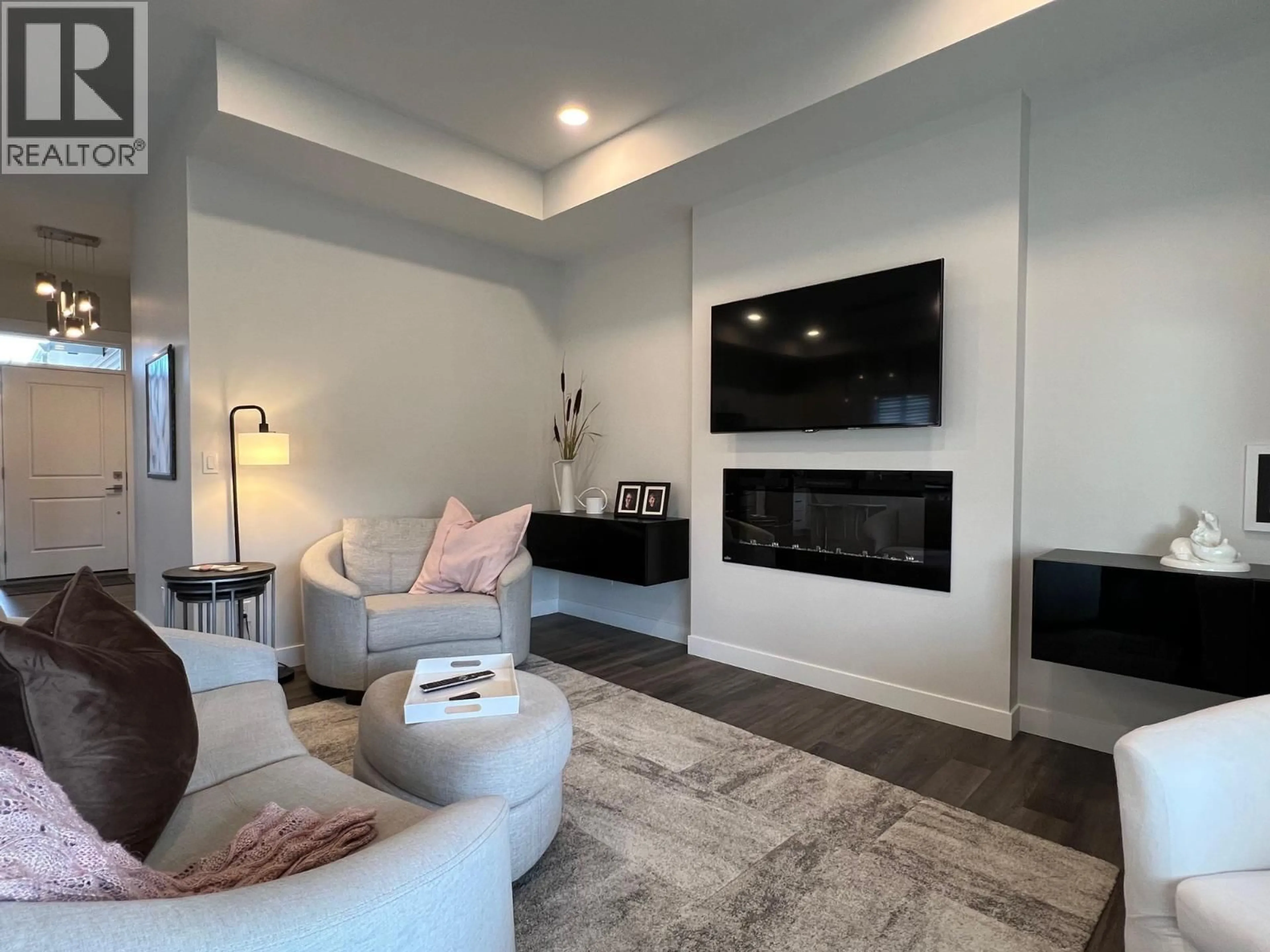 Living room with furniture, unknown for 935 9TH AVENUE, Vernon British Columbia V1H1Z1