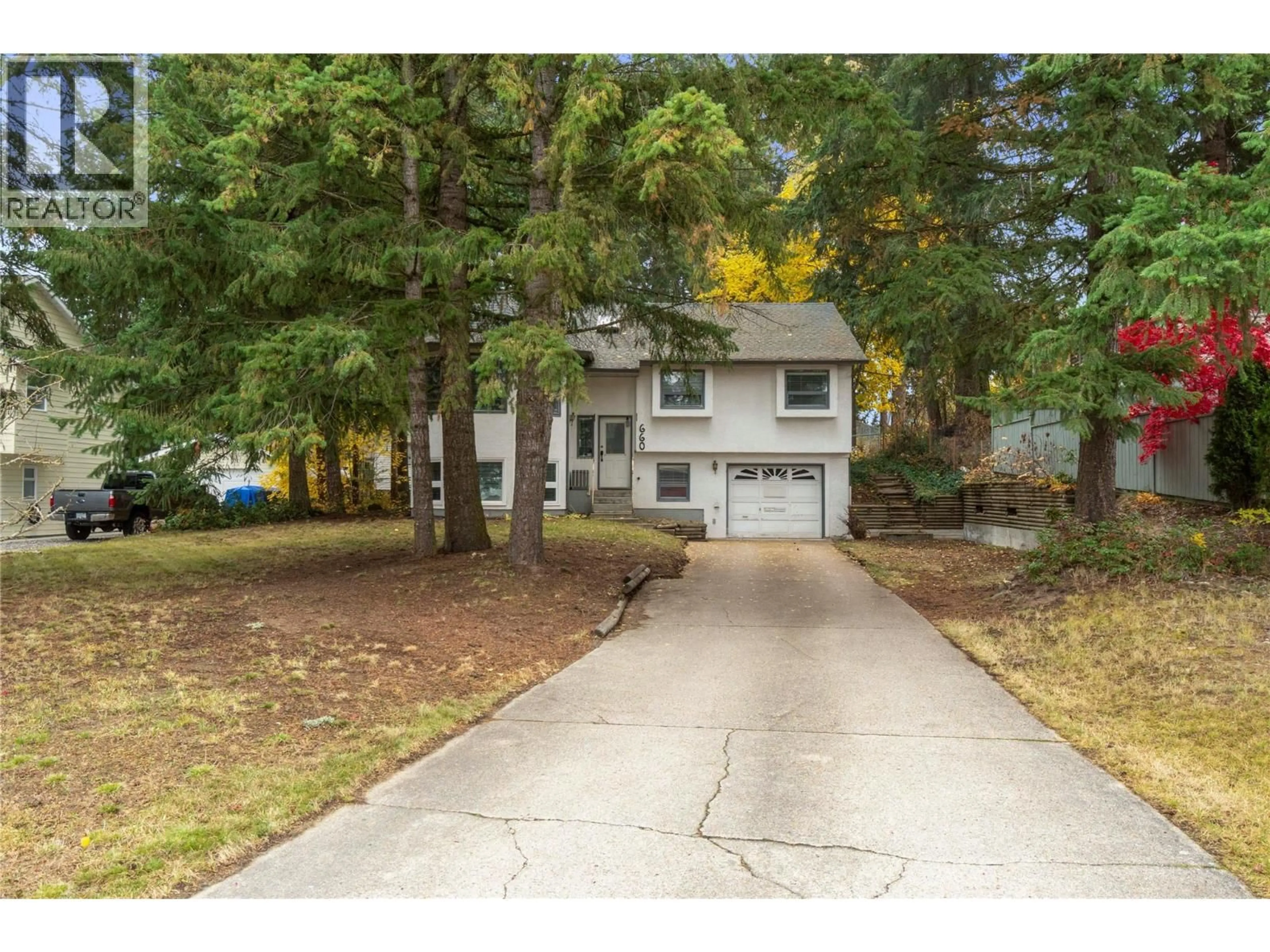 A pic from outside/outdoor area/front of a property/back of a property/a pic from drone, street for 660 25 STREET, Salmon Arm British Columbia V1E1C8