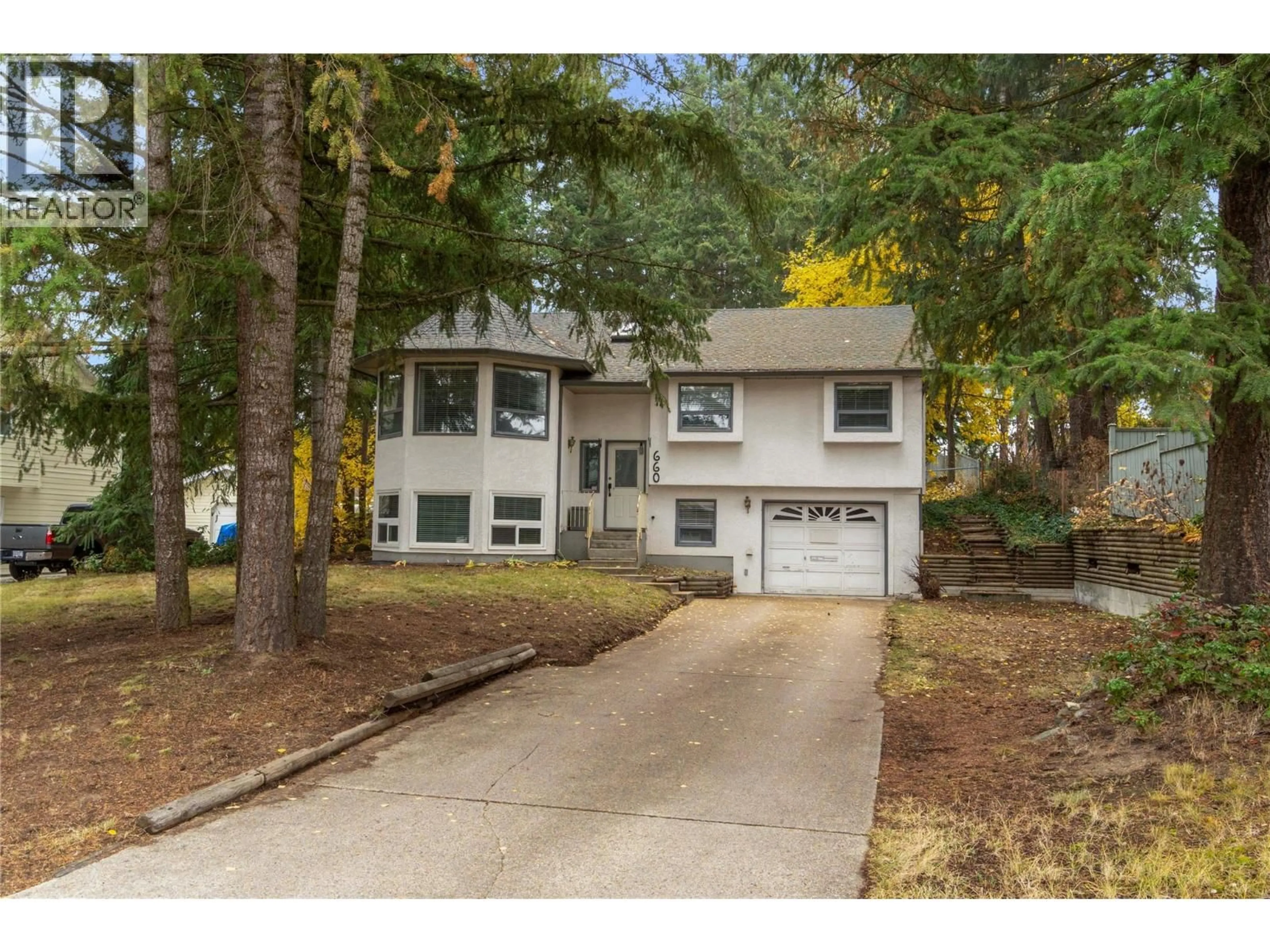 Home with vinyl exterior material, street for 660 25 STREET, Salmon Arm British Columbia V1E1C8