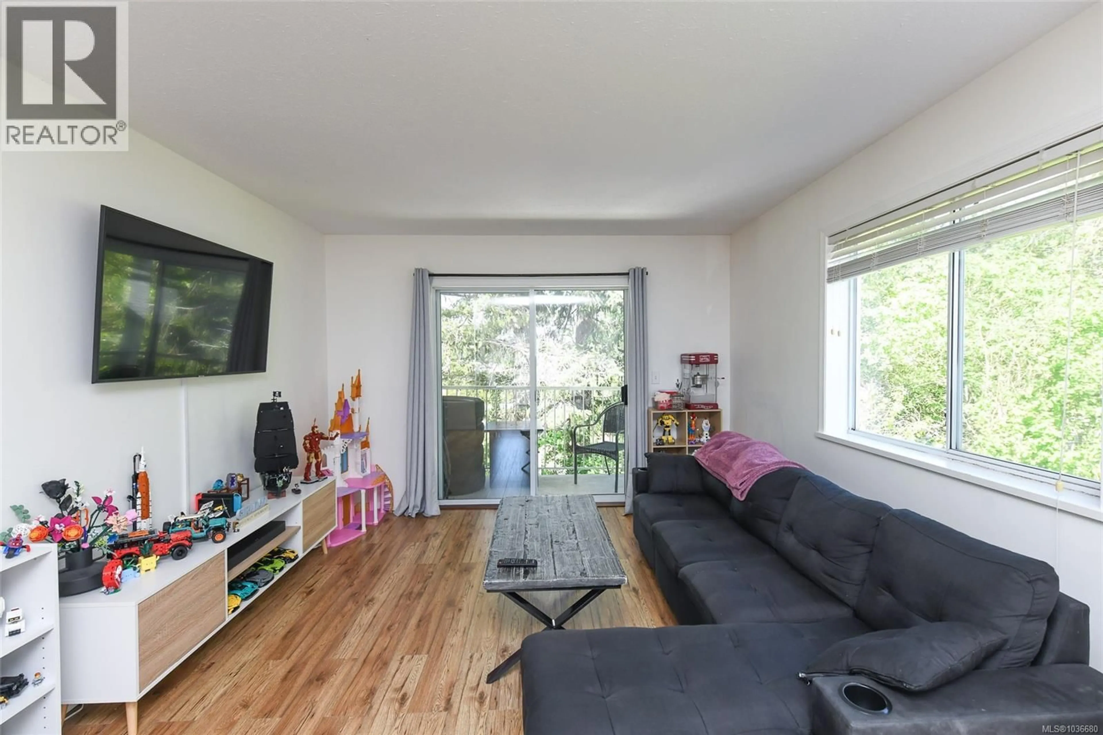 Living room with furniture, wood/laminate floor for 204 - 220 BACK ROAD, Courtenay British Columbia V9N3W6