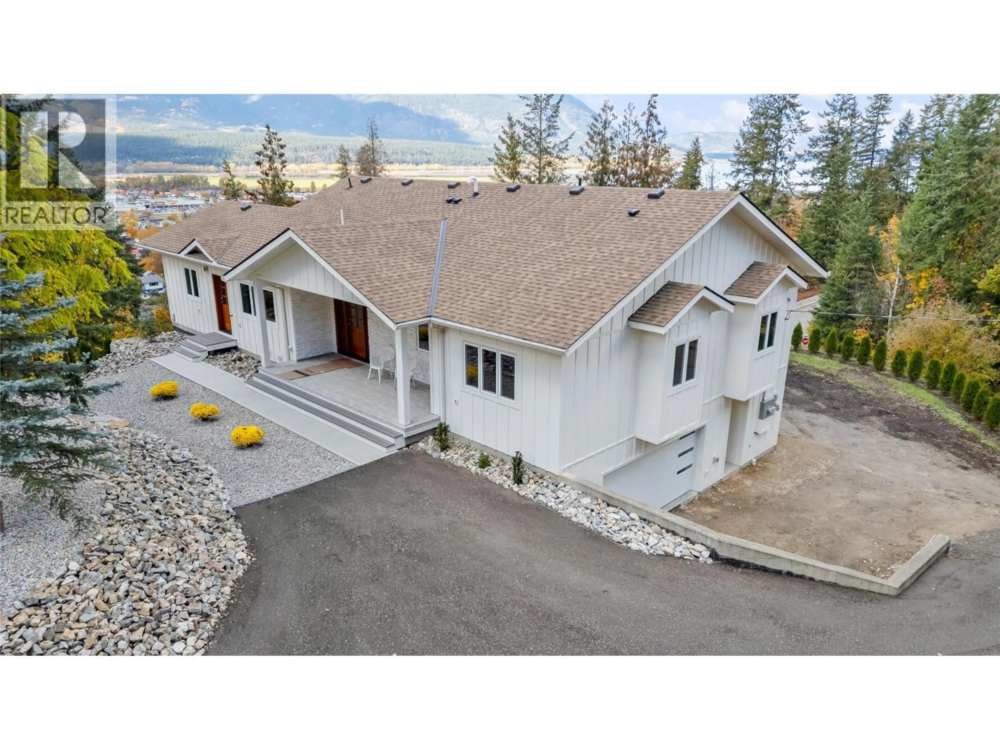 A pic from outside/outdoor area/front of a property/back of a property/a pic from drone, mountain view for 633 9 STREET SOUTHEAST, Salmon Arm British Columbia V1E2C2