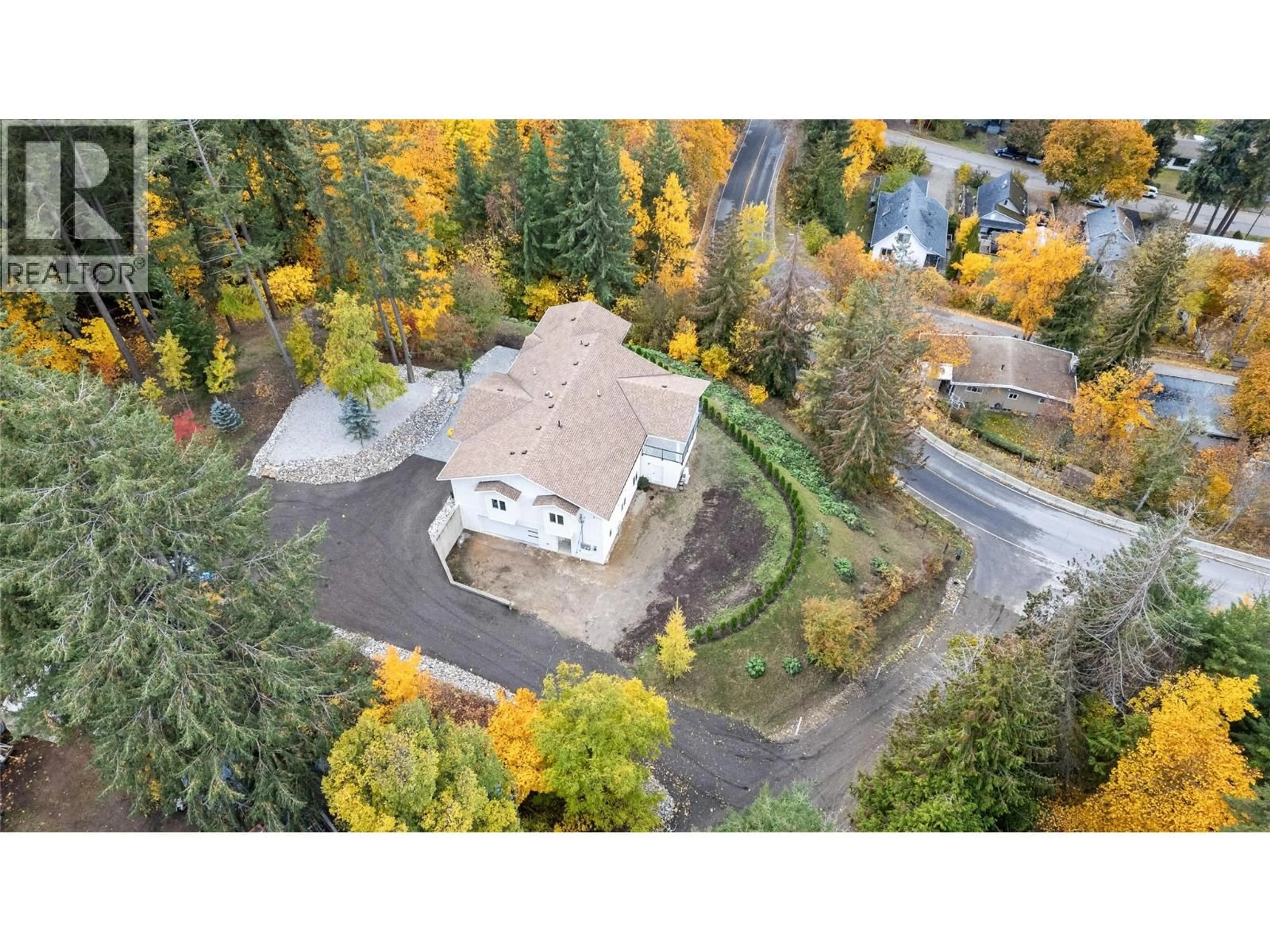 A pic from outside/outdoor area/front of a property/back of a property/a pic from drone, unknown for 633 9 STREET SOUTHEAST, Salmon Arm British Columbia V1E2C2