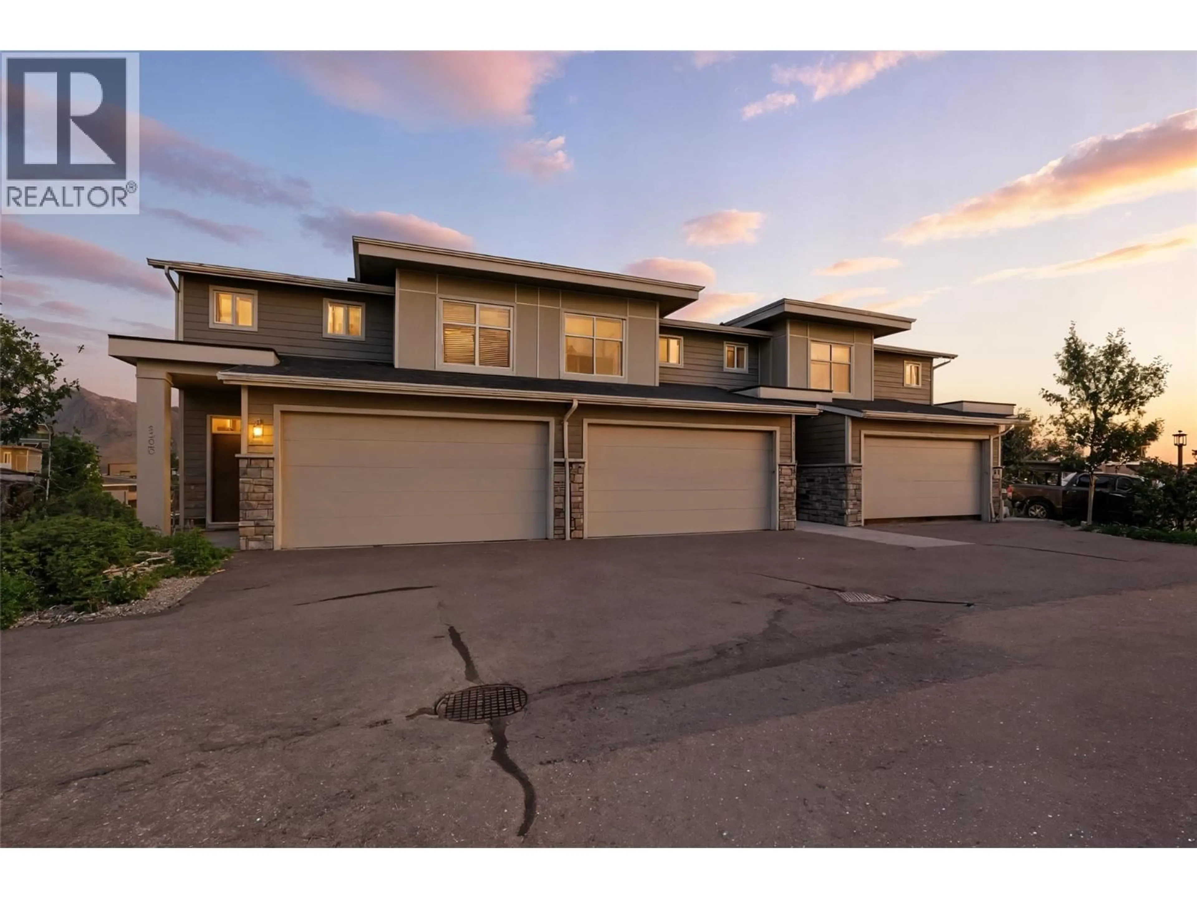 A pic from outside/outdoor area/front of a property/back of a property/a pic from drone, street for 132 - 1993 QU'APPELLE BOULEVARD, Kamloops British Columbia V2E0C2