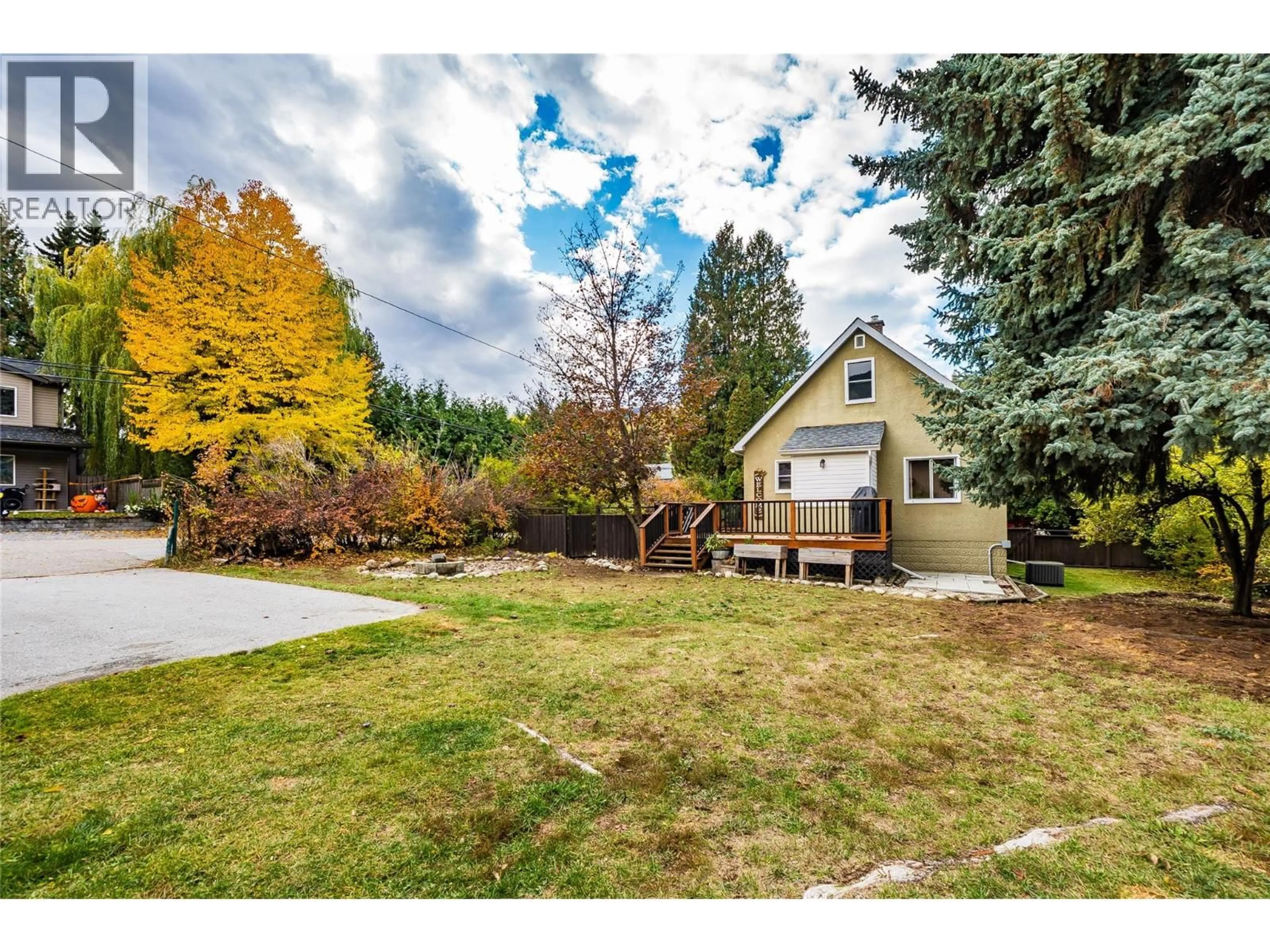 A pic from outside/outdoor area/front of a property/back of a property/a pic from drone, unknown for 2829 5TH AVENUE, Castlegar British Columbia V1N2V1