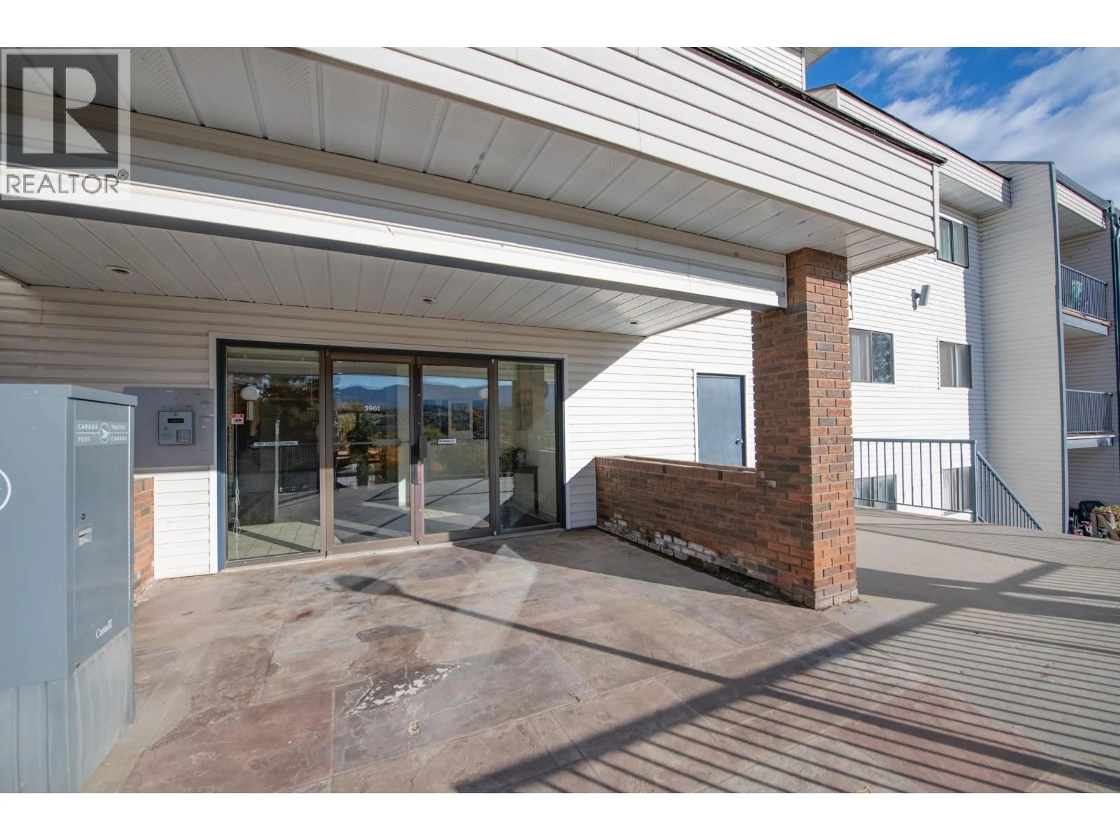 Indoor foyer for 203 - 3901 32 AVENUE, Vernon British Columbia V1T8M3