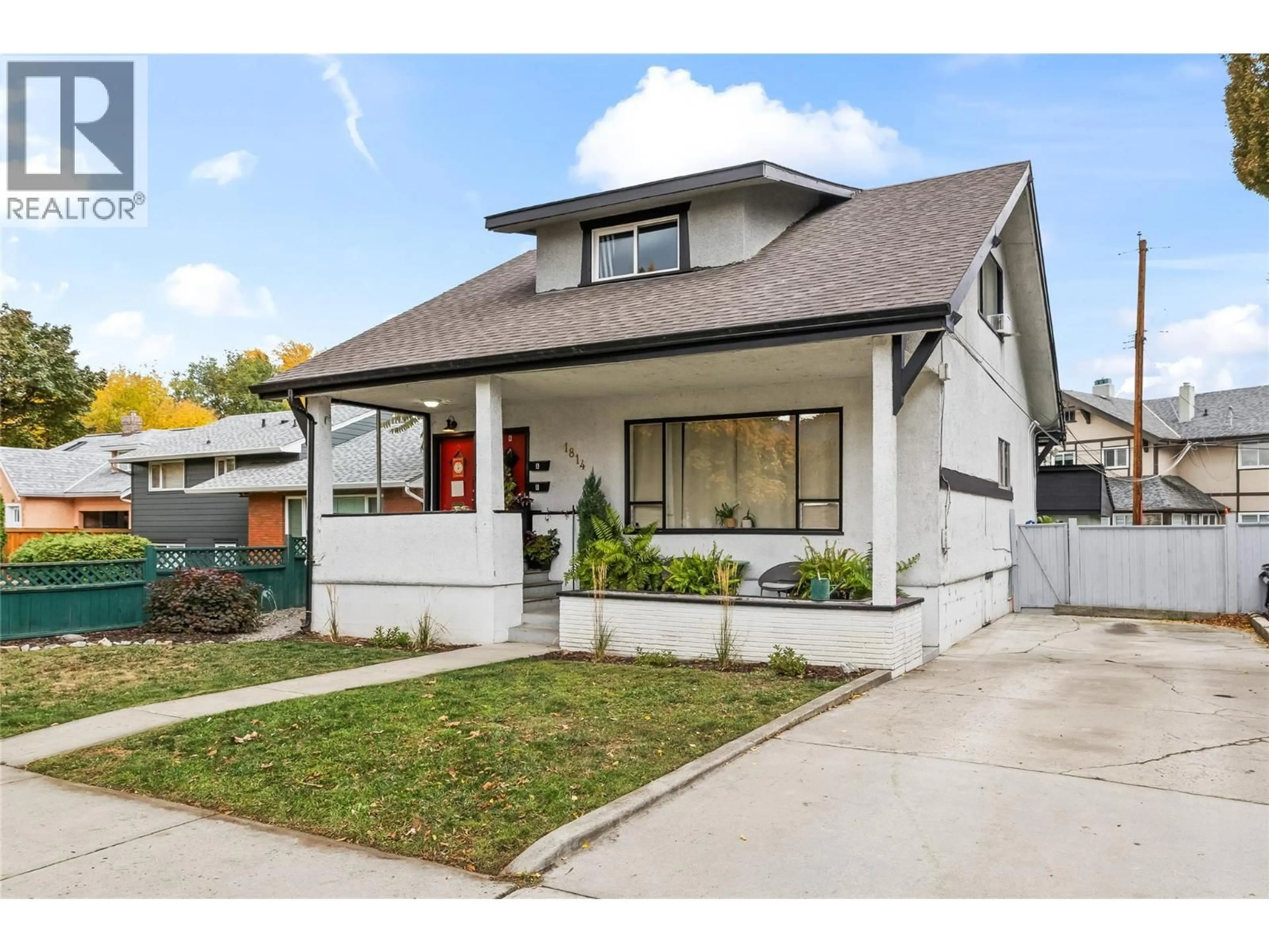 Home with vinyl exterior material, street for 1814 ABBOTT STREET, Kelowna British Columbia V1Y1B5