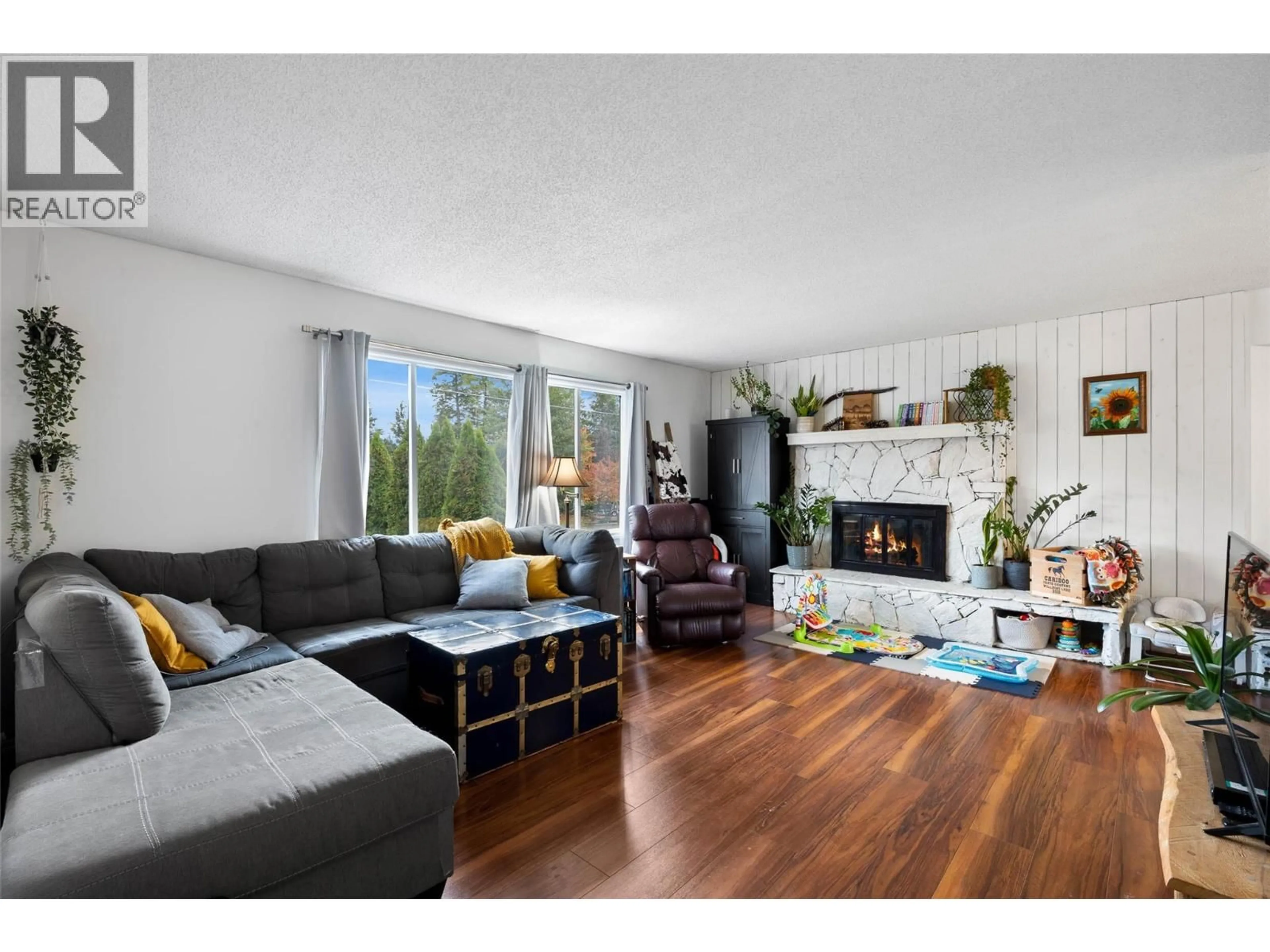 Living room with furniture, wood/laminate floor for 465 ROBIN DRIVE, Barriere British Columbia V0E1E0