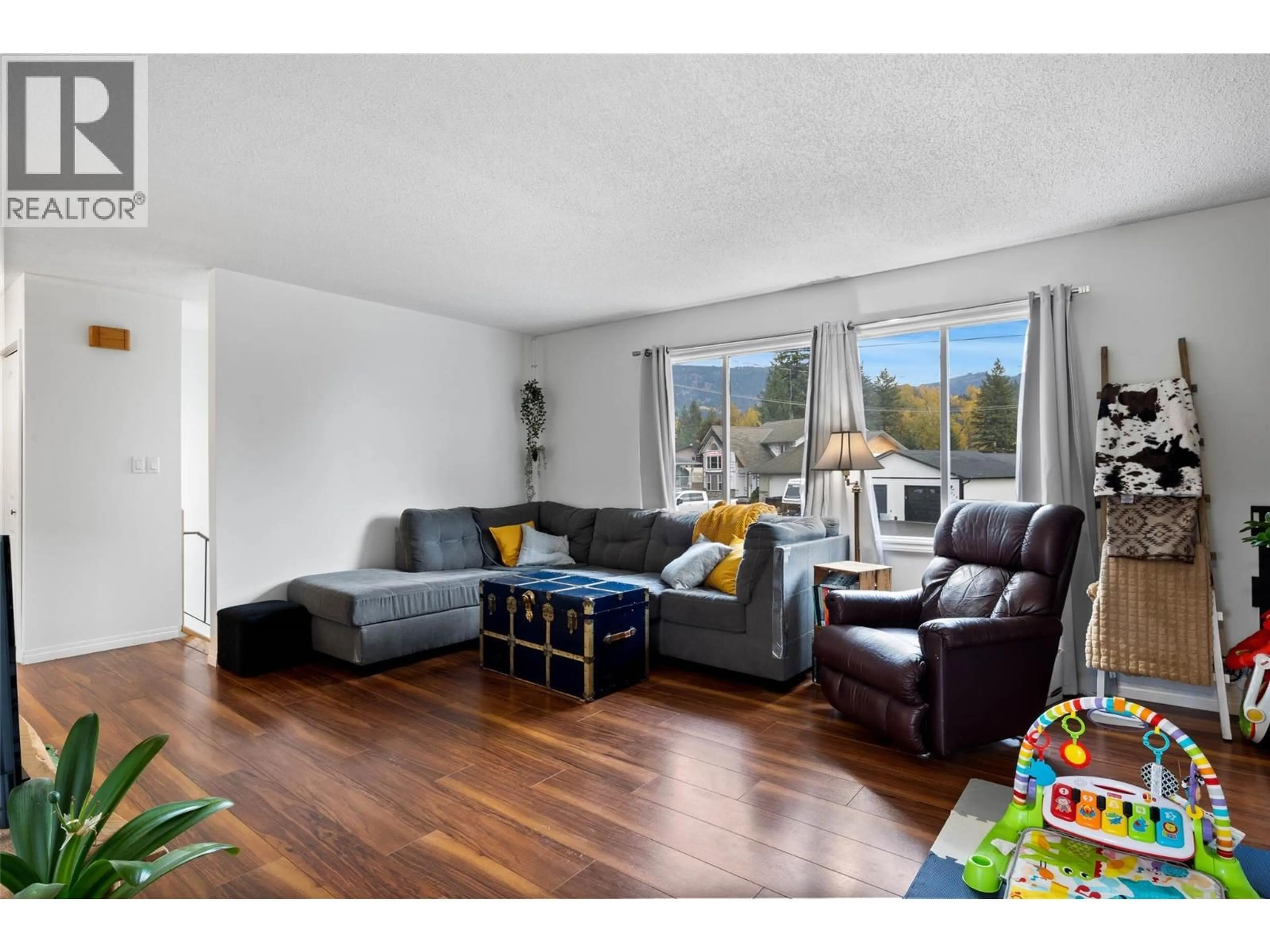 Living room with furniture, wood/laminate floor for 465 ROBIN DRIVE, Barriere British Columbia V0E1E0