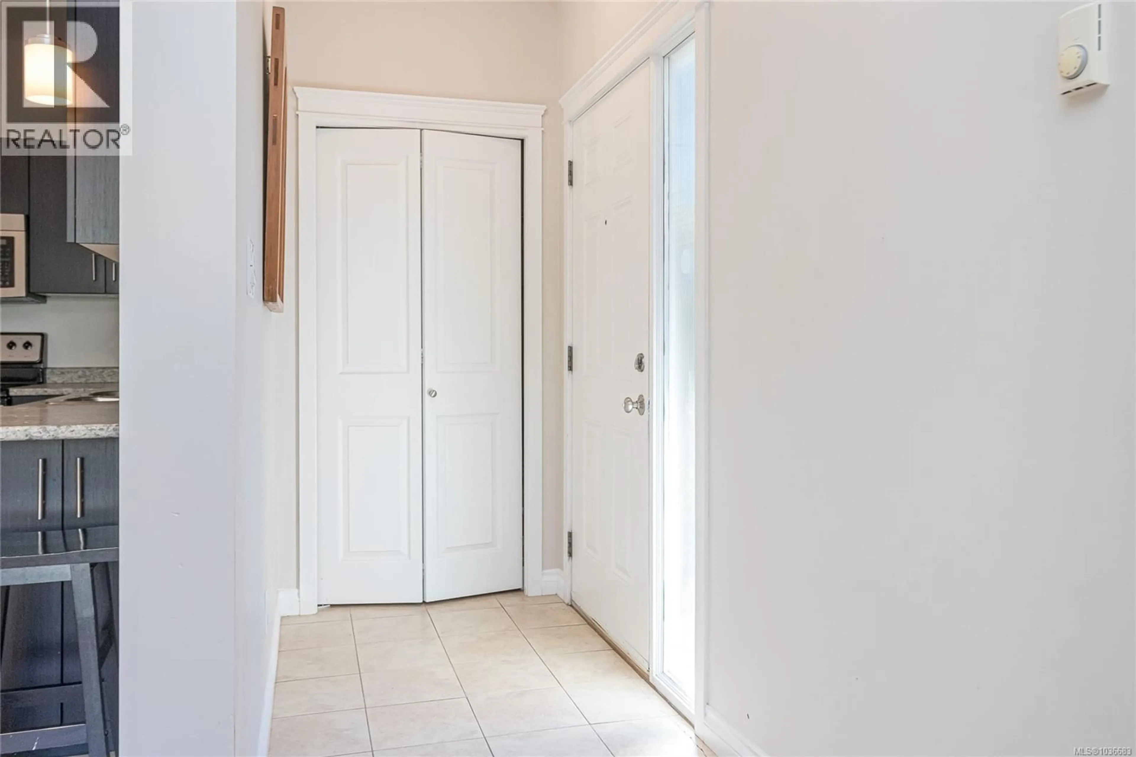 Indoor entryway for 106 - 2115 MEREDITH ROAD, Nanaimo British Columbia V9S2N2