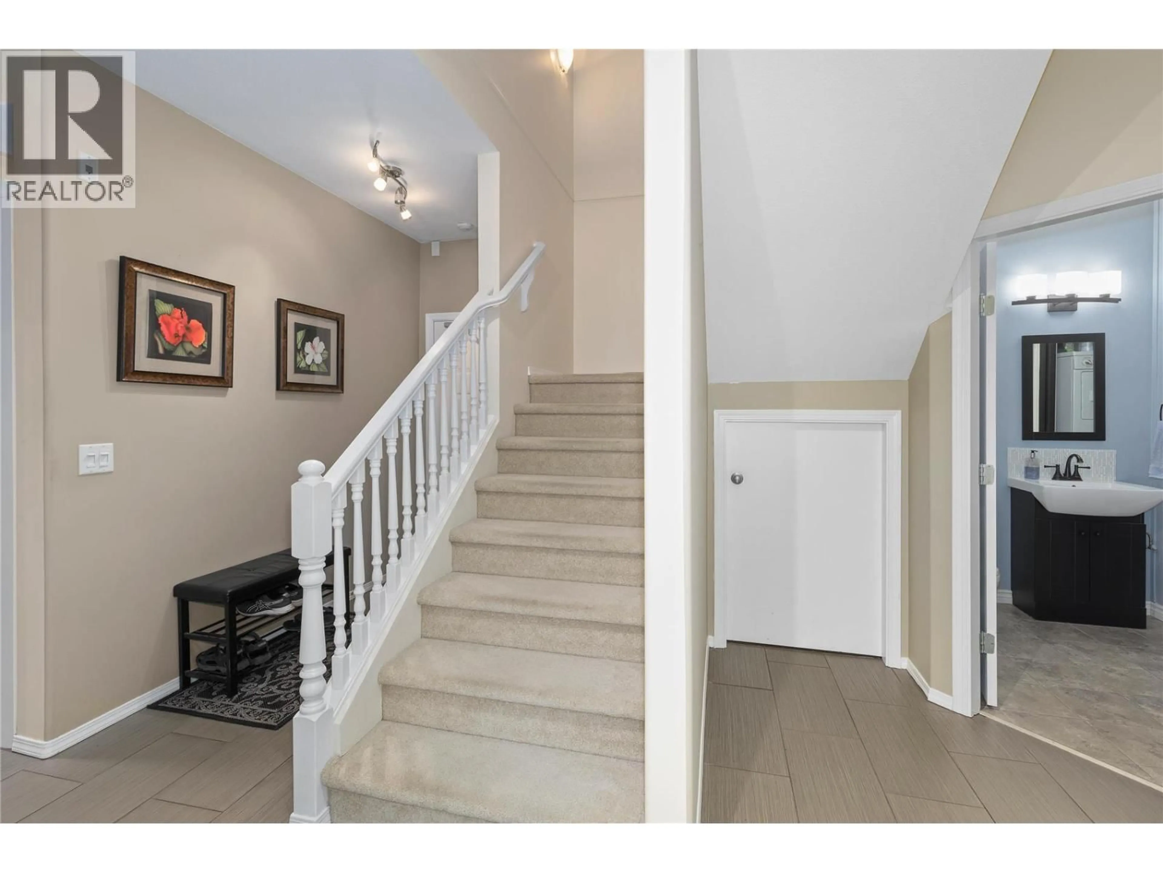 Indoor entryway for 303 - 2300 BENVOULIN ROAD, Kelowna British Columbia V1W2C6