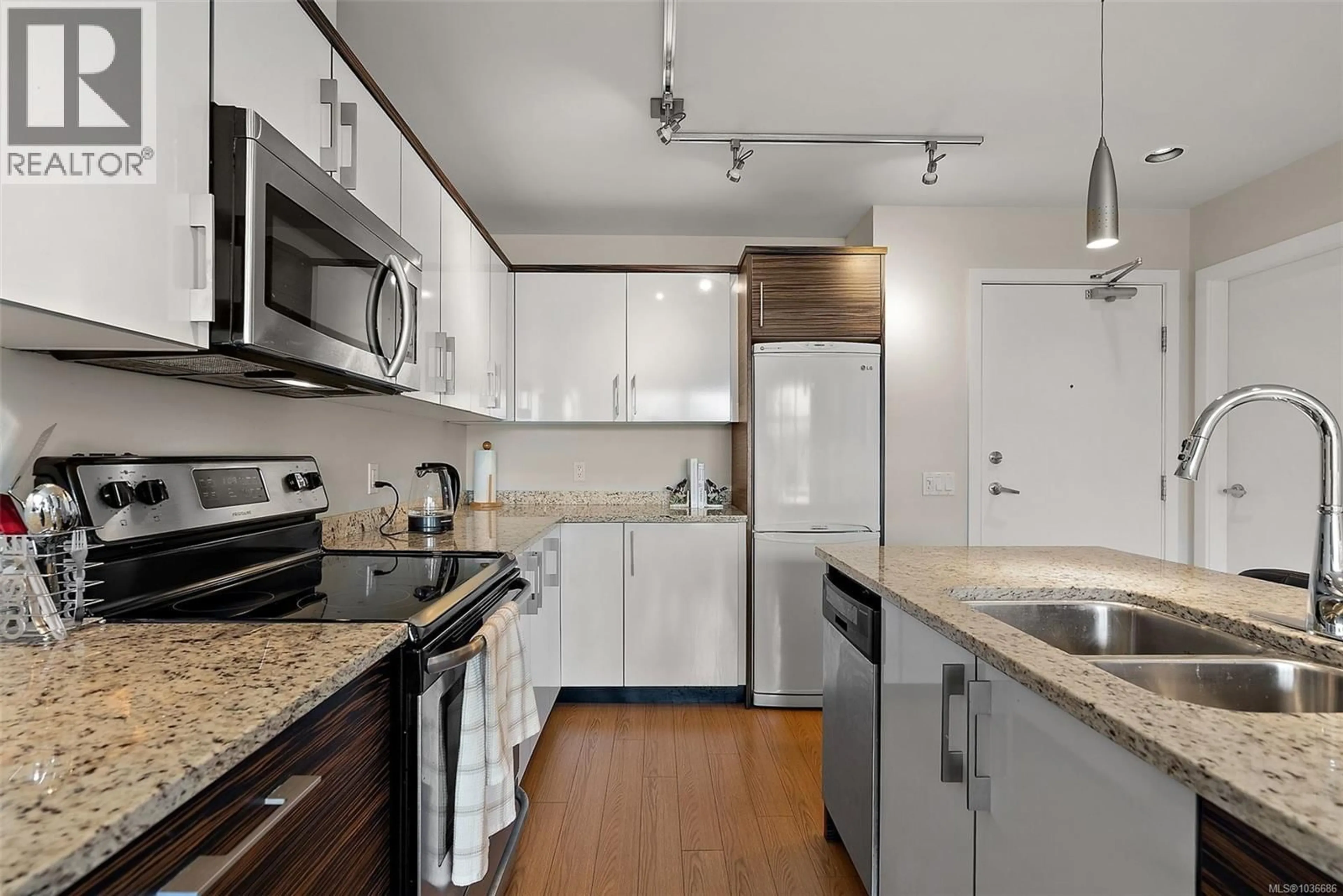 Standard kitchen, unknown for 405 - 4040 BORDEN STREET, Saanich British Columbia V8X2E9