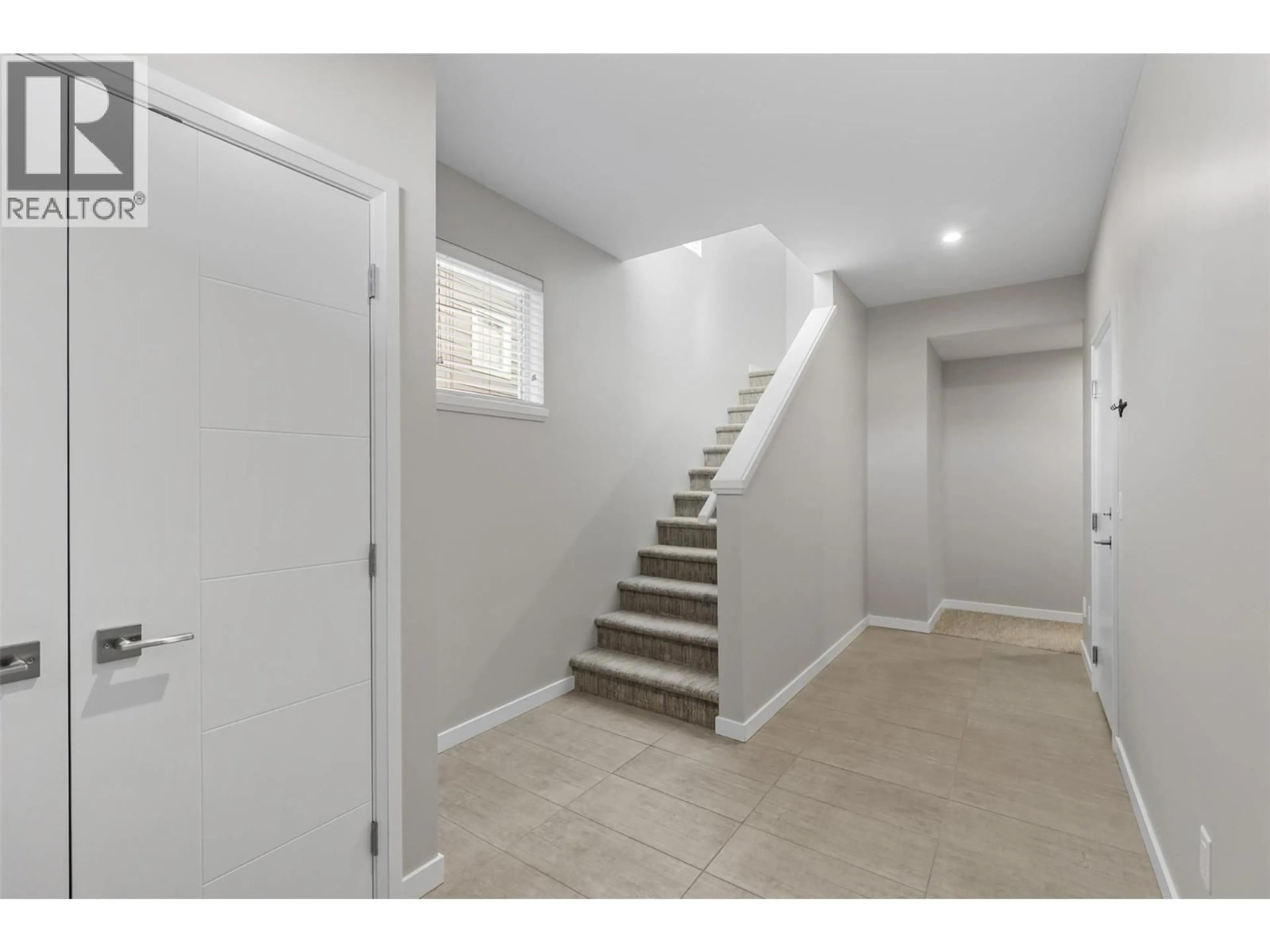 Indoor entryway for 105 - 1993 QU'APPELLE BOULEVARD, Kamloops British Columbia V0E0C2