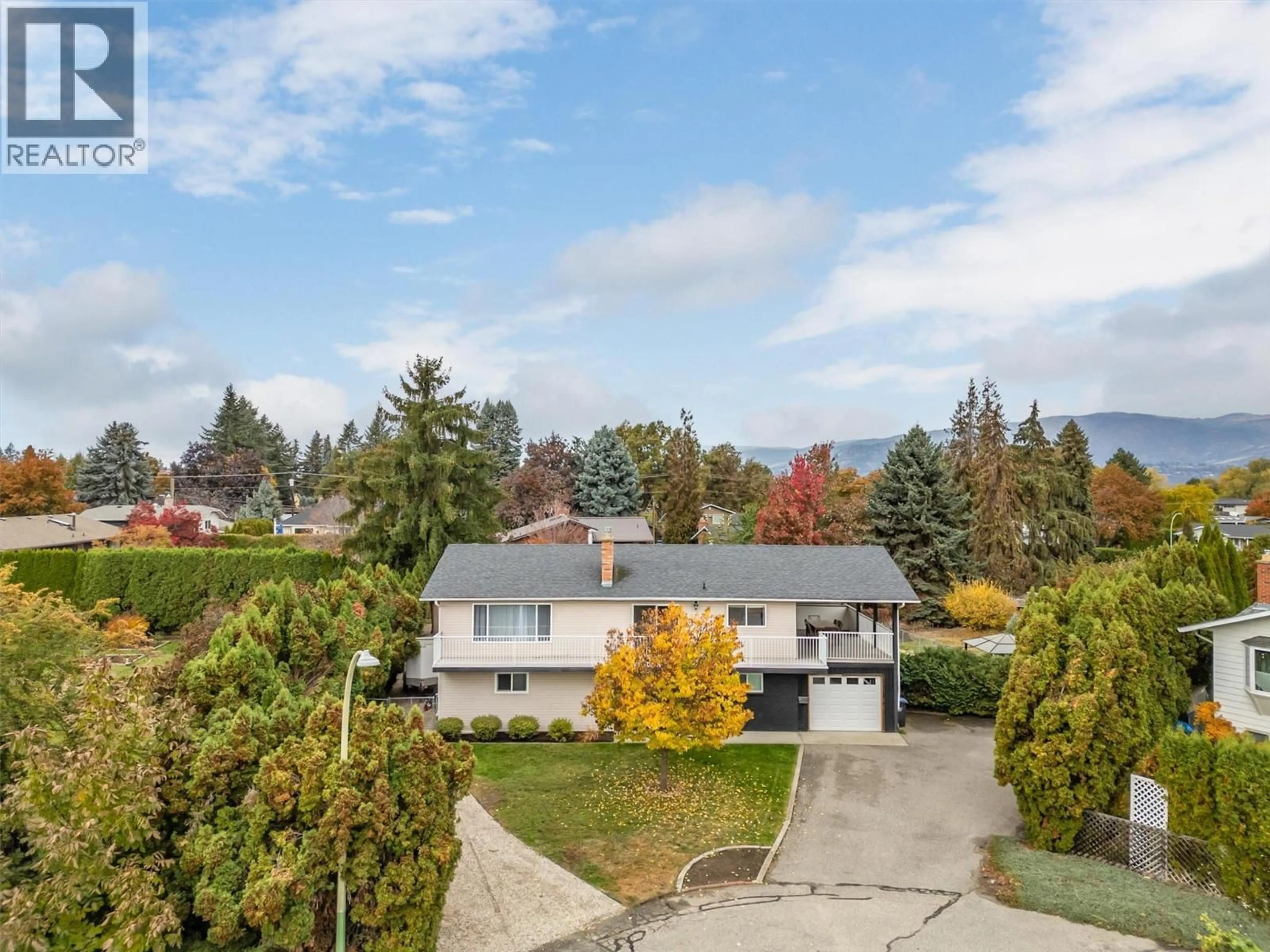 A pic from outside/outdoor area/front of a property/back of a property/a pic from drone, street for 790 TORRS COURT, Kelowna British Columbia V1W1B5