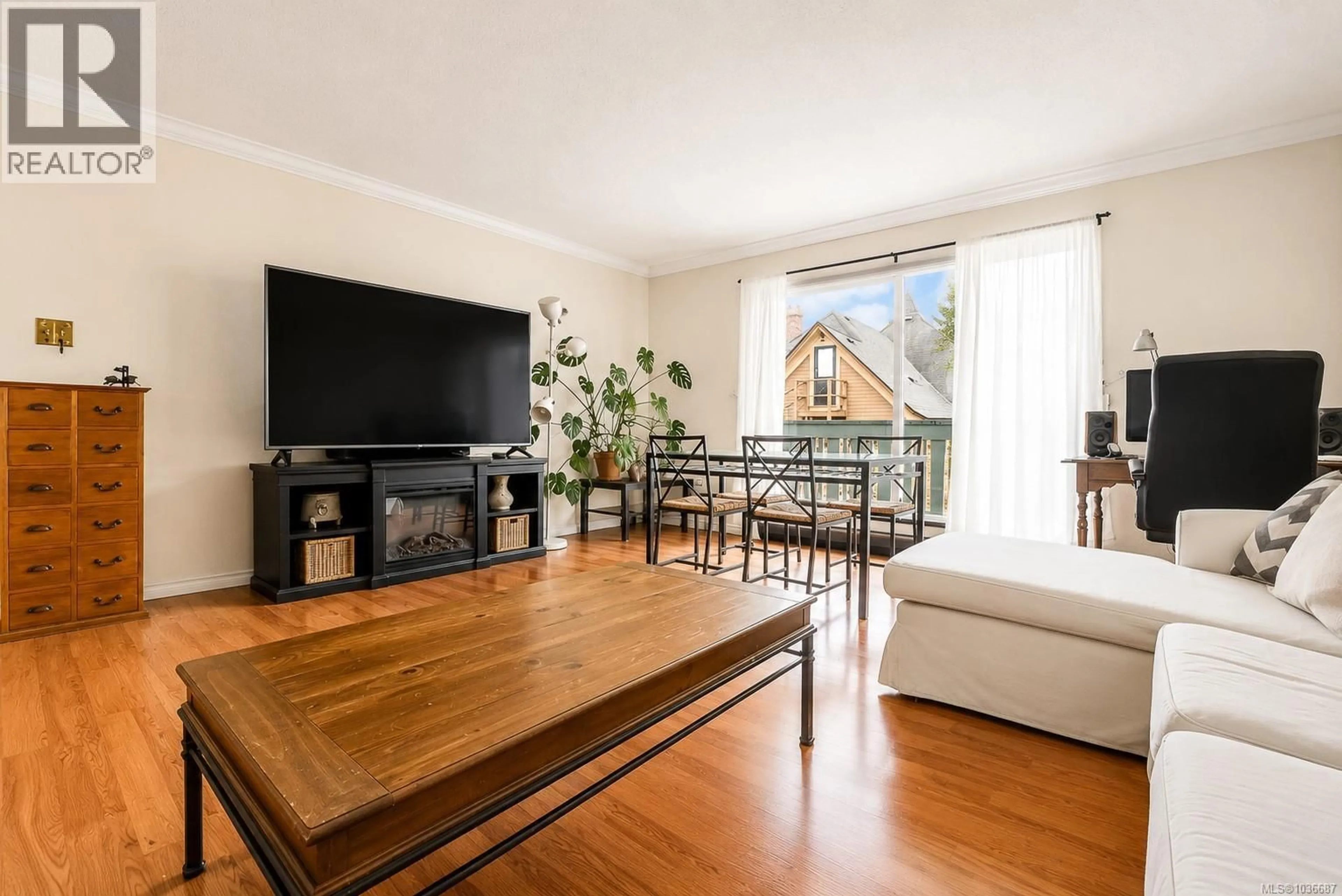 Living room with furniture, wood/laminate floor for 5 - 1331 JOHNSON STREET, Victoria British Columbia V8V3P2