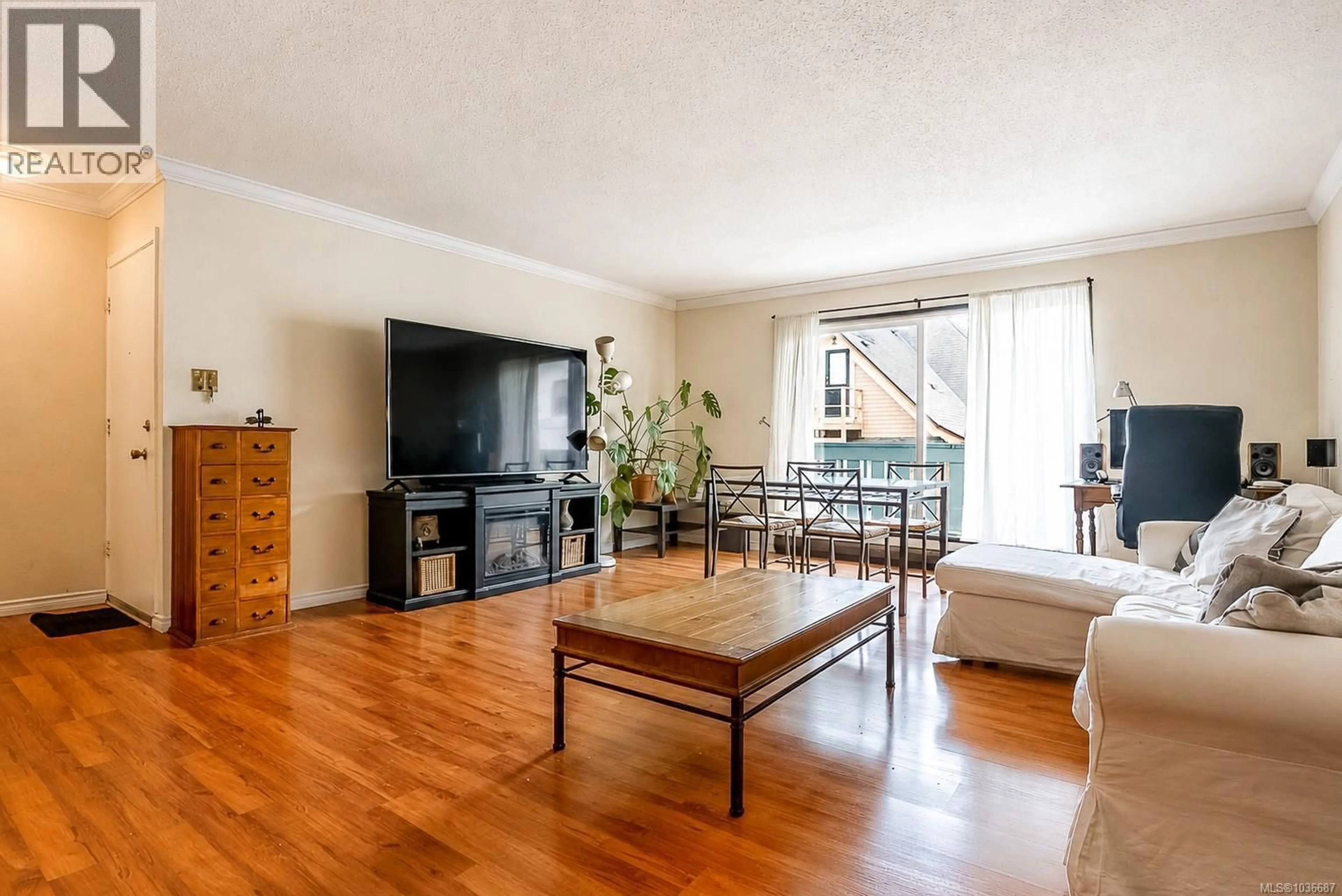 Living room with furniture, wood/laminate floor for 5 - 1331 JOHNSON STREET, Victoria British Columbia V8V3P2