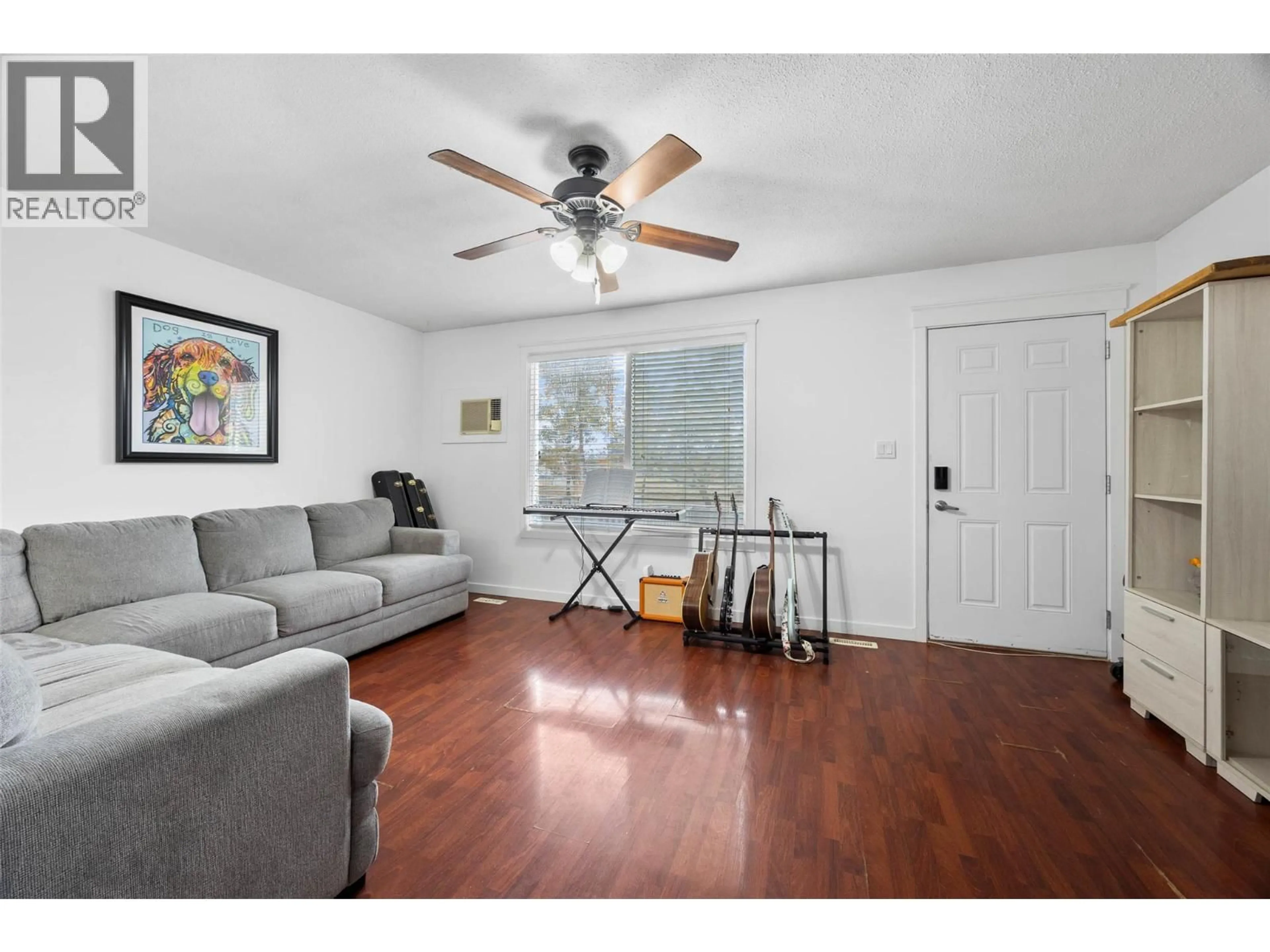 Living room with furniture, wood/laminate floor for 13 - 2564 SANDPIPER DRIVE, Kamloops British Columbia V2B6X1