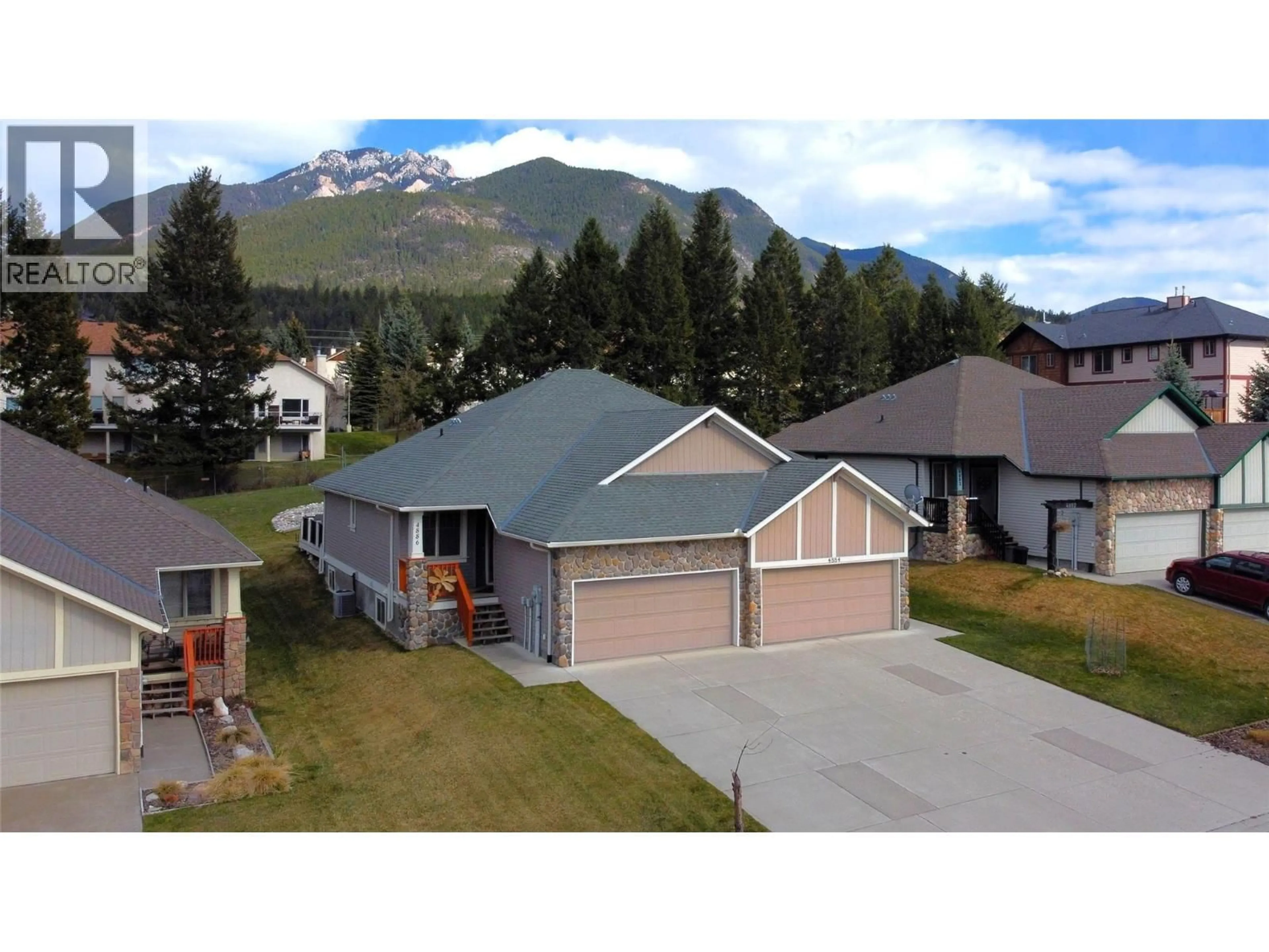 A pic from outside/outdoor area/front of a property/back of a property/a pic from drone, mountain view for 4886 RIDGE ROAD, Radium Hot Springs British Columbia V0A1M0