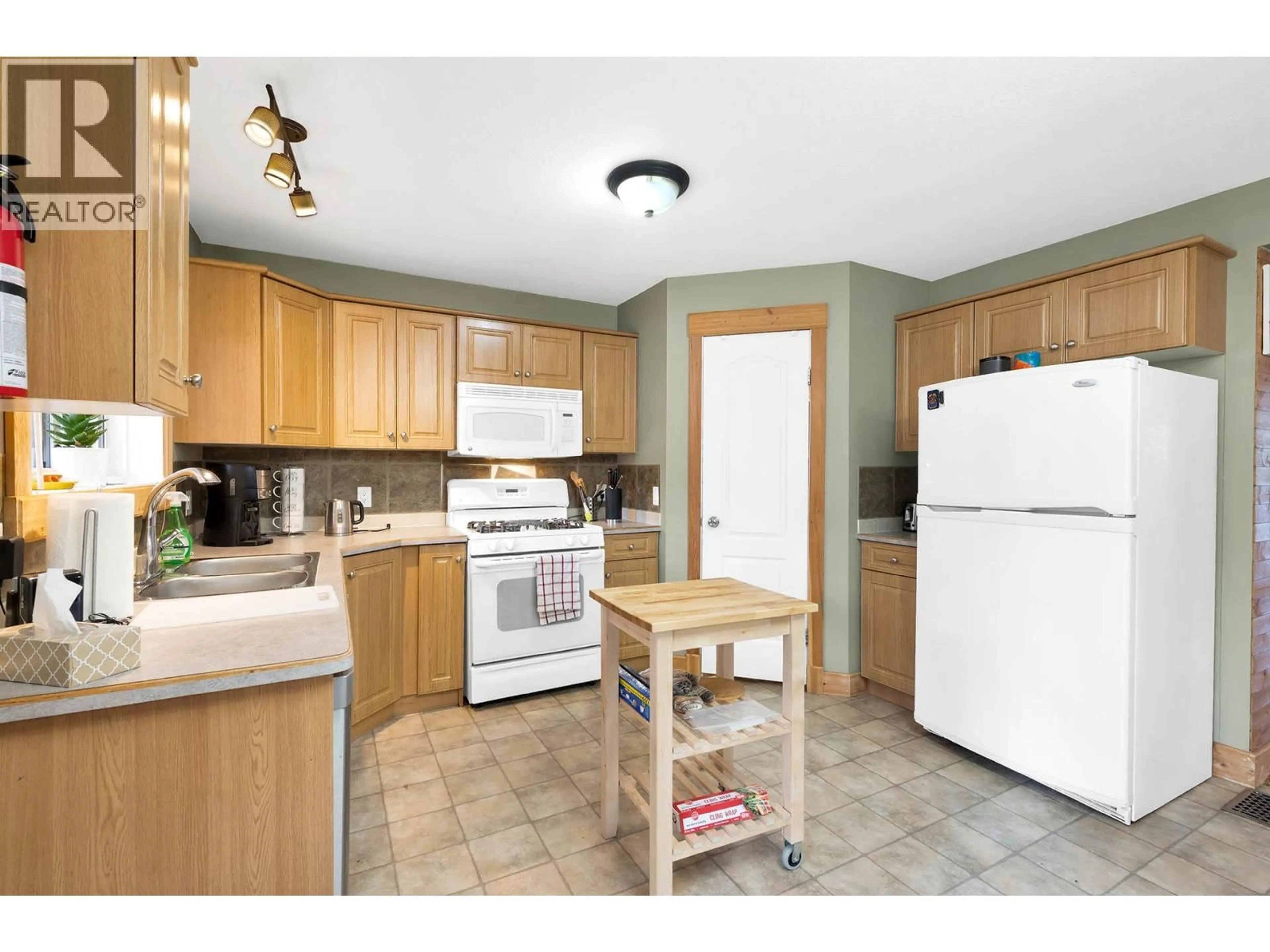 Standard kitchen, unknown for 5873 LAC LE JEUNE ROAD, Kamloops British Columbia V1S1Y8