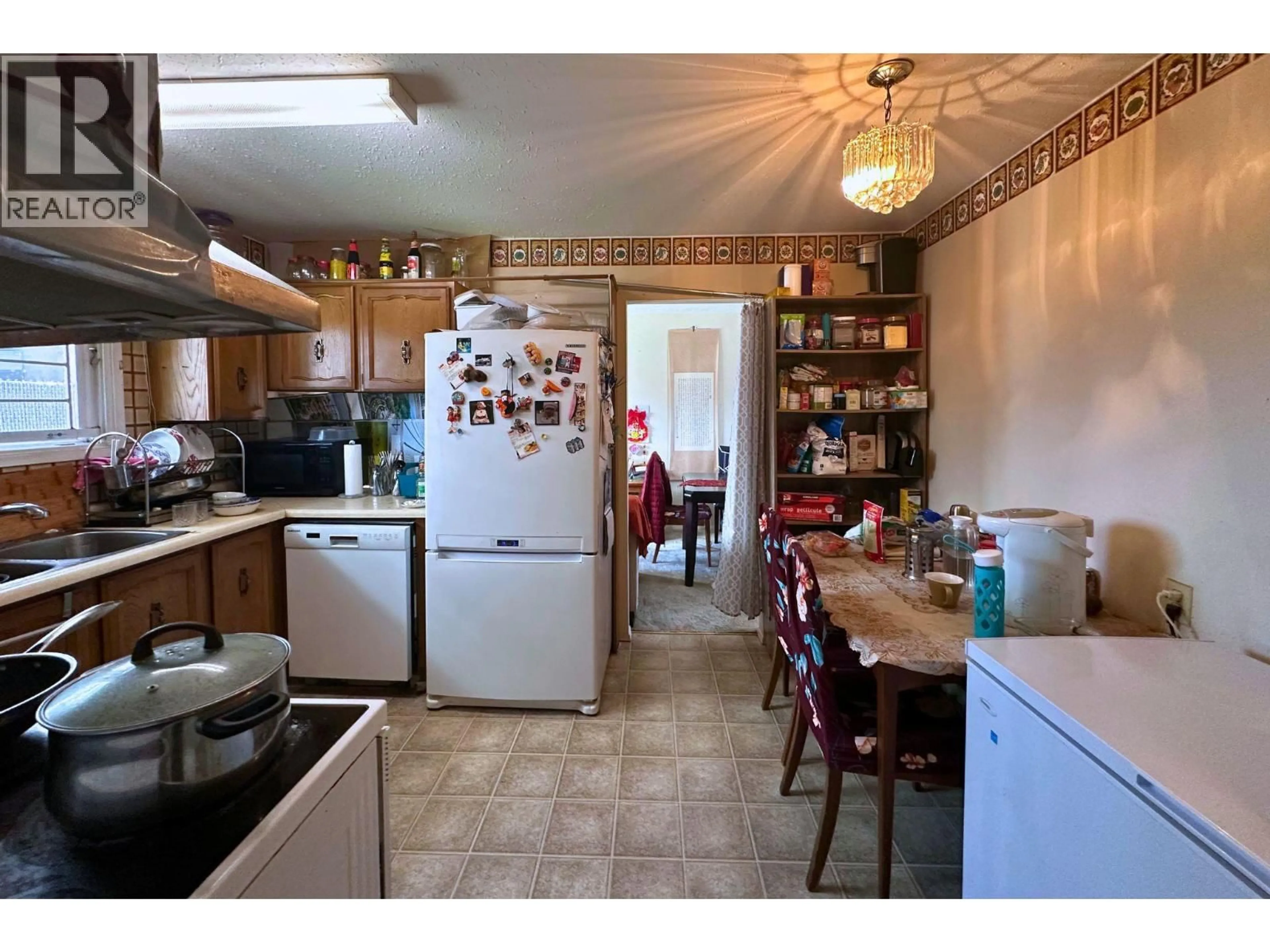 Standard kitchen, unknown for 1456 SPRINGFIELD ROAD, Kelowna British Columbia V1Y5V3