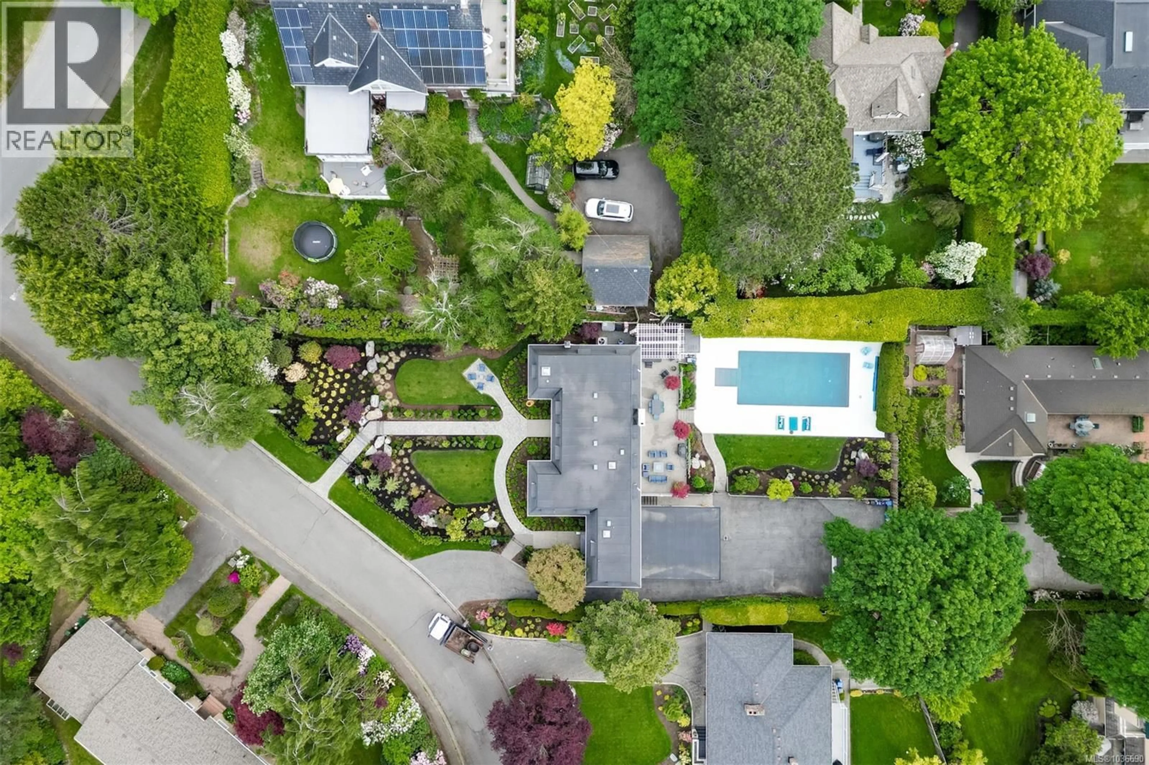 A pic from outside/outdoor area/front of a property/back of a property/a pic from drone, street for 3075 DEVON ROAD, Oak Bay British Columbia V8R6C8