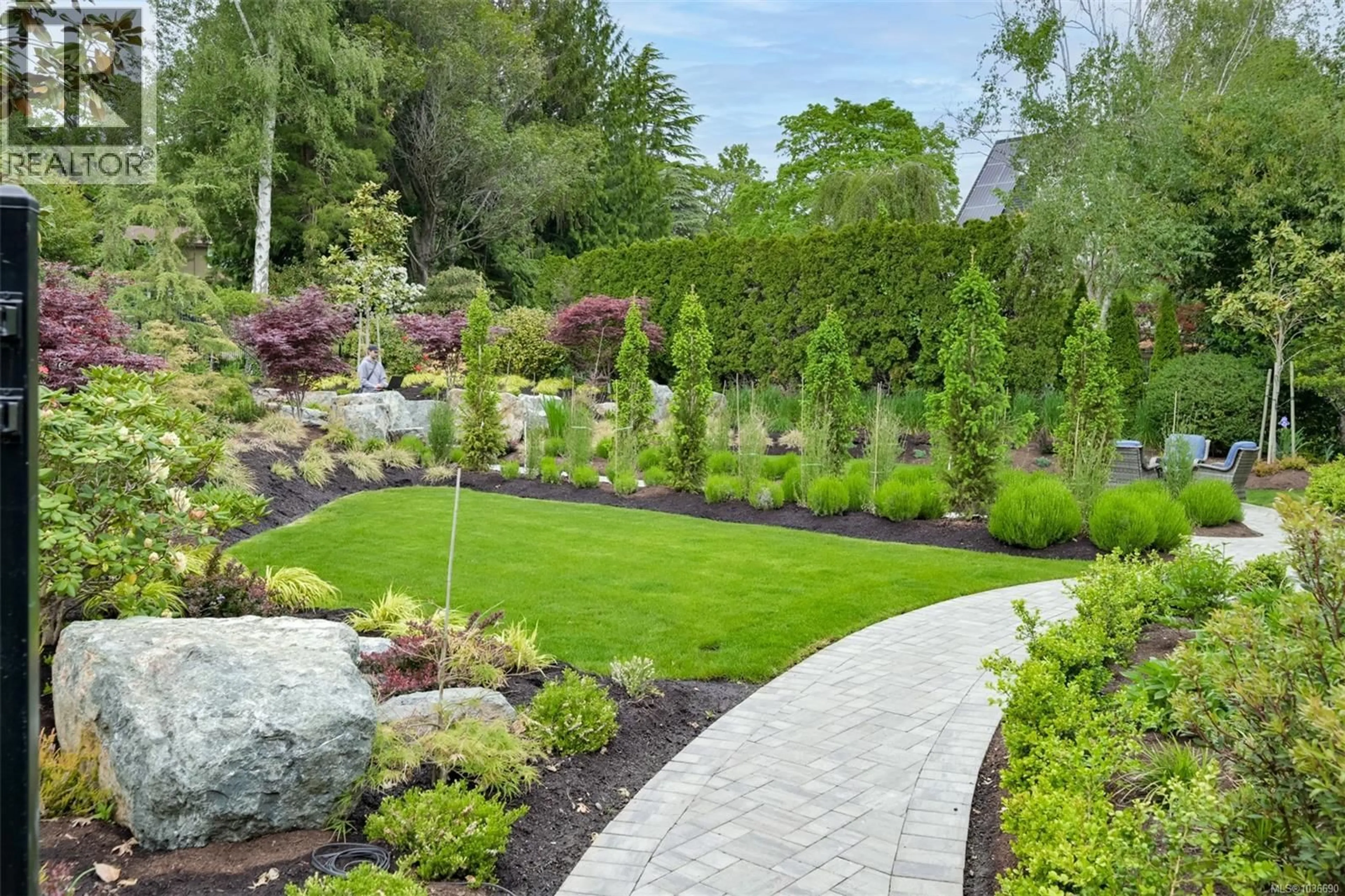 Patio, street for 3075 DEVON ROAD, Oak Bay British Columbia V8R6C8