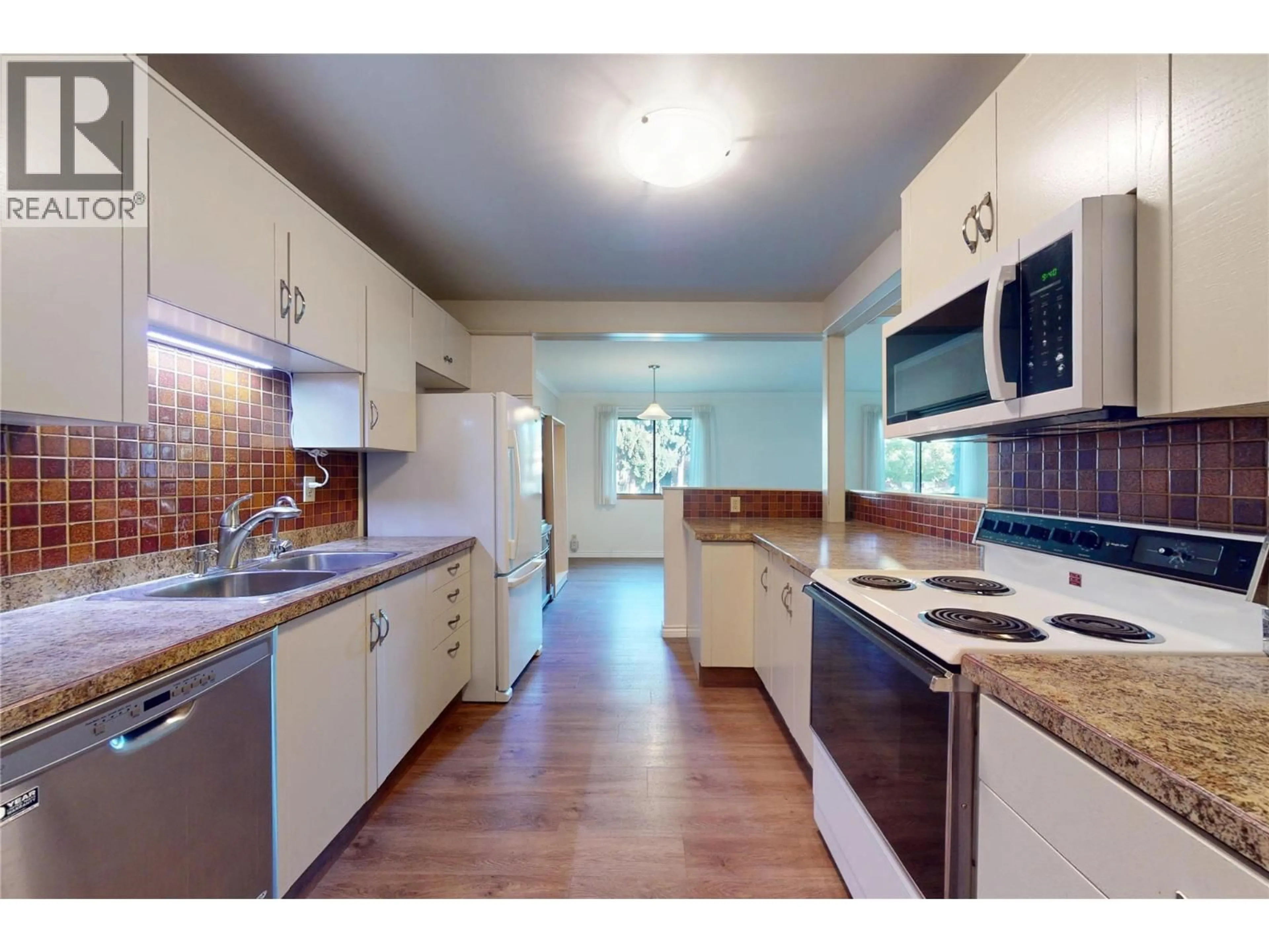 Standard kitchen, ceramic/tile floor for 114 - 1075 BERNARD AVENUE, Kelowna British Columbia V1Y6P7