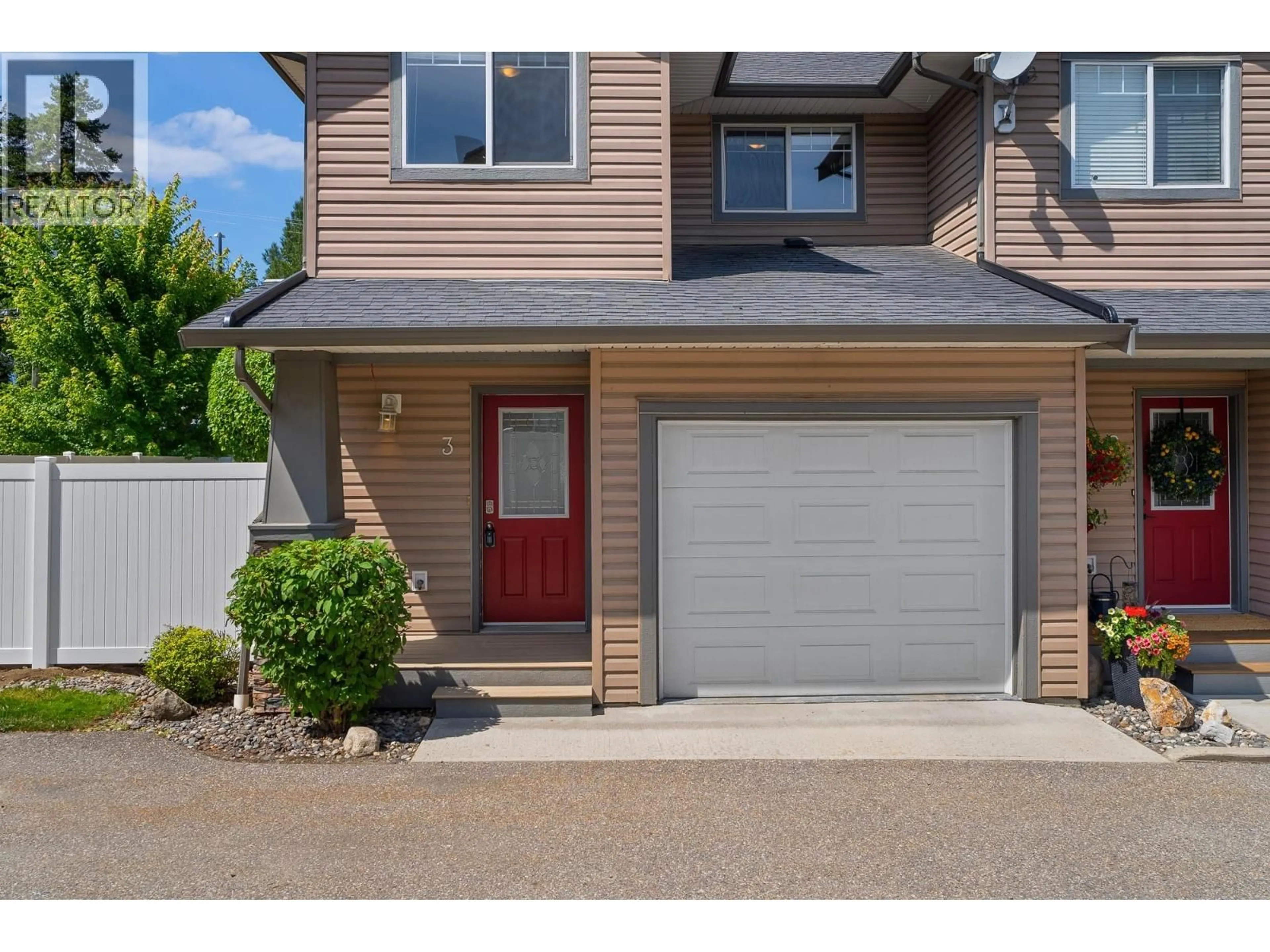 Home with vinyl exterior material, street for 3 - 2060 12TH AVENUE NORTHEAST, Salmon Arm British Columbia V1E3P6