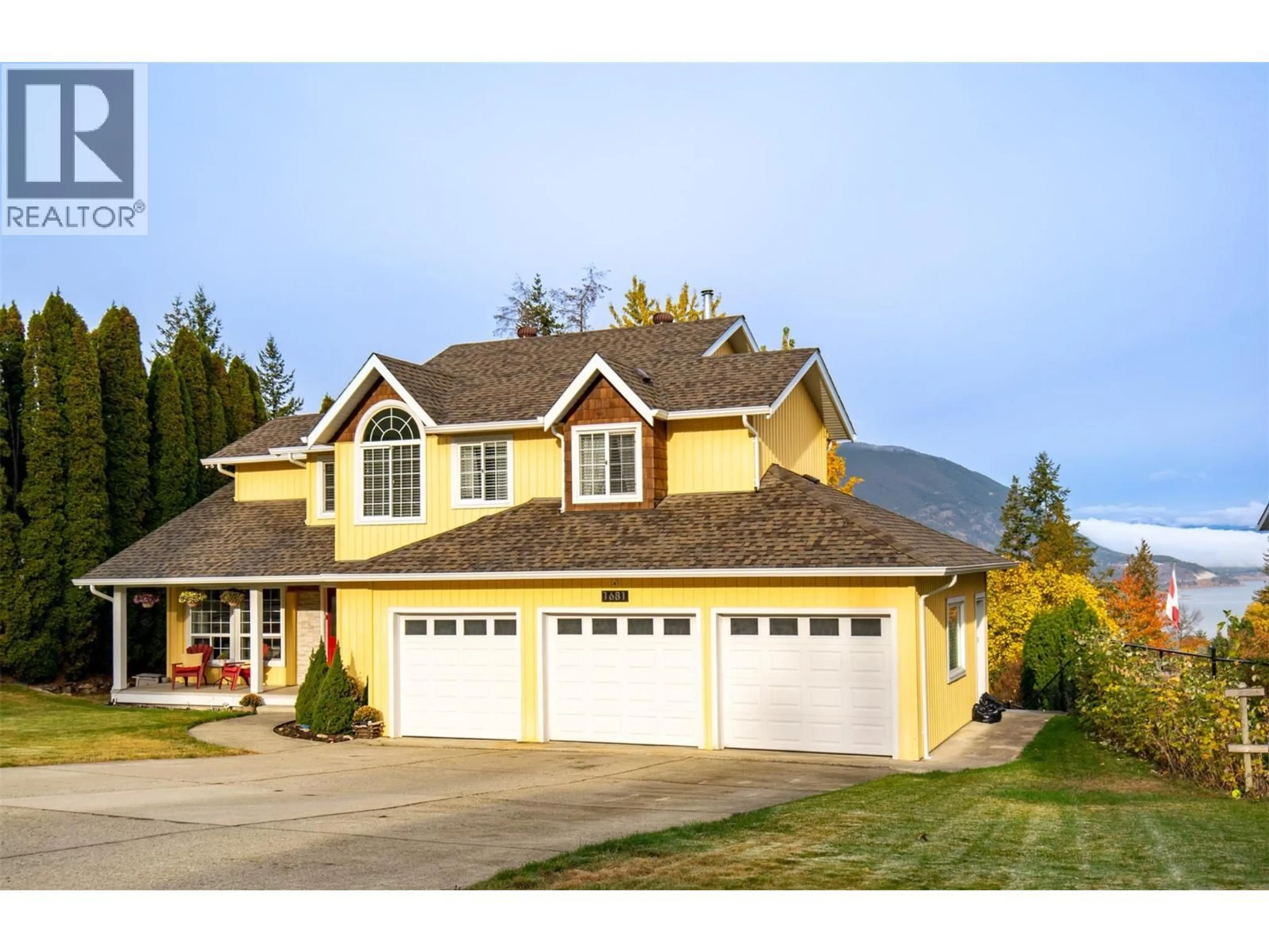 Home with vinyl exterior material, street for 1681 18 AVENUE SOUTHEAST, Salmon Arm British Columbia V1E2M9
