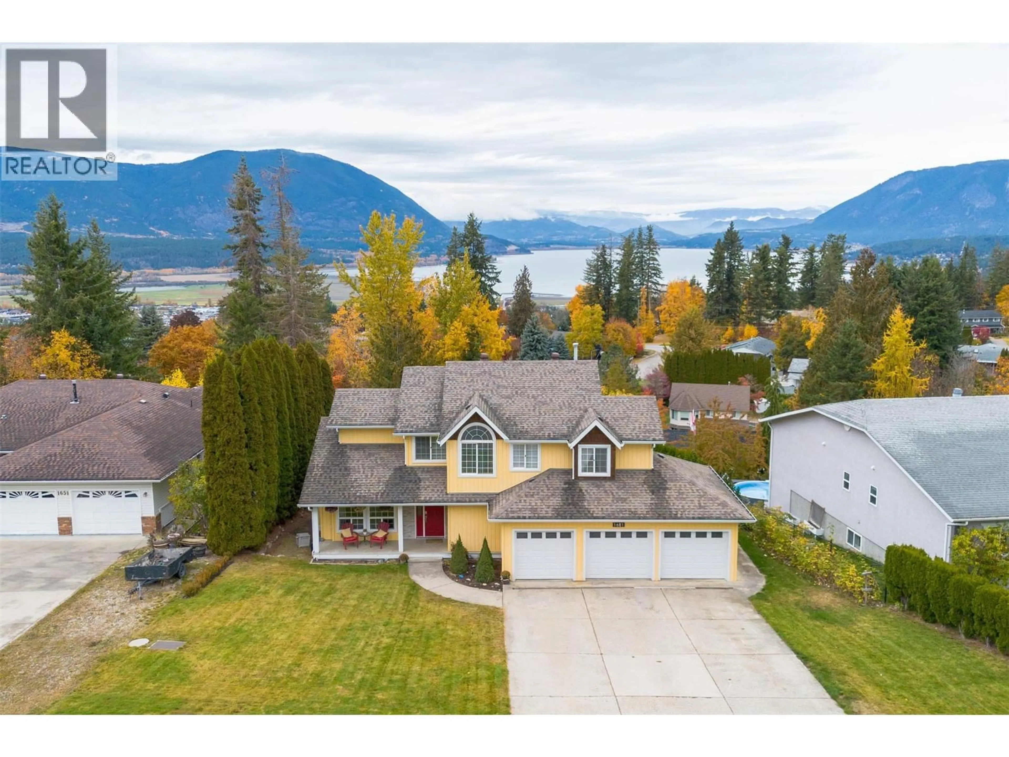A pic from outside/outdoor area/front of a property/back of a property/a pic from drone, water/lake/river/ocean view for 1681 18 AVENUE SOUTHEAST, Salmon Arm British Columbia V1E2M9