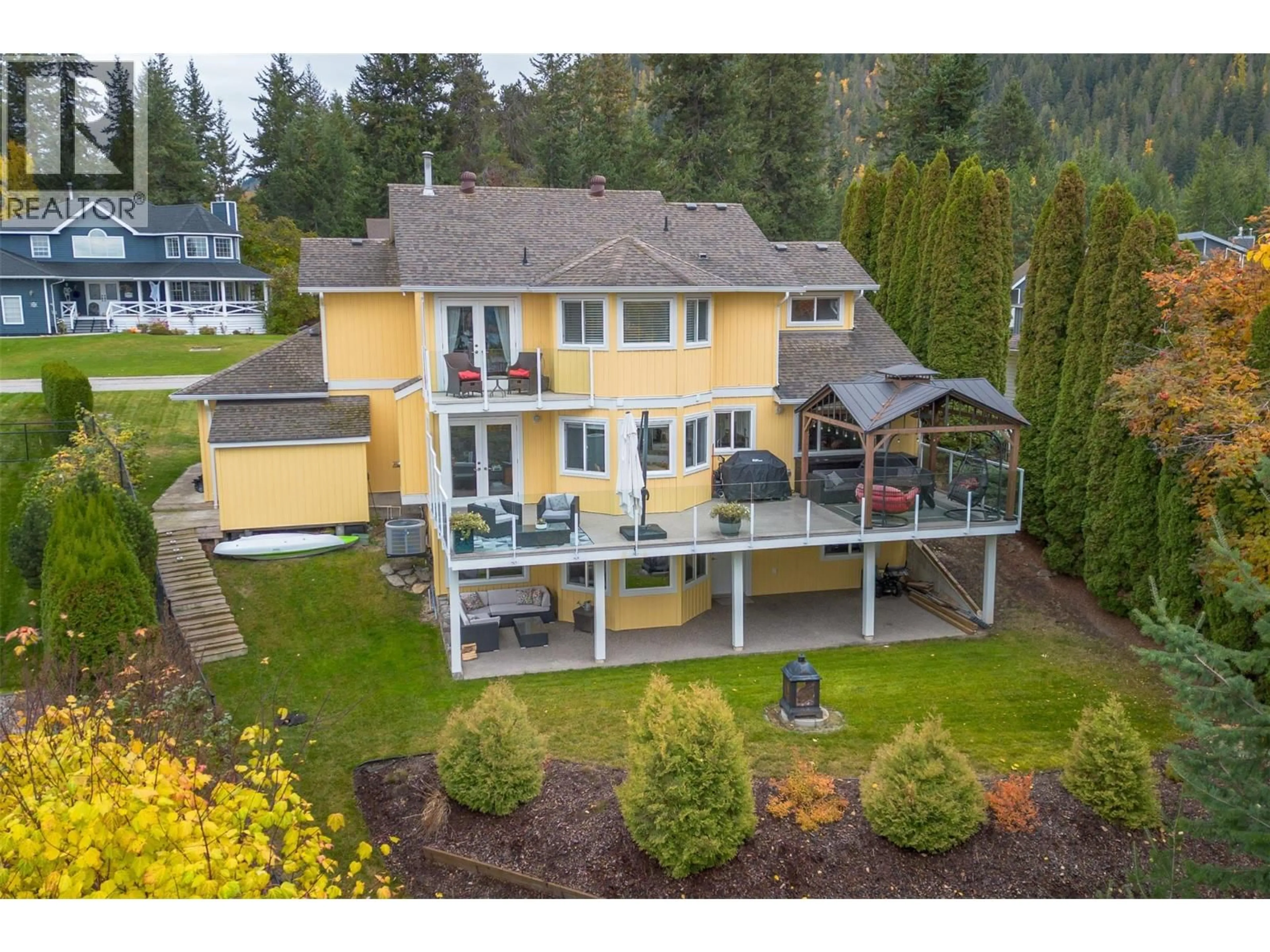 A pic from outside/outdoor area/front of a property/back of a property/a pic from drone, unknown for 1681 18 AVENUE SOUTHEAST, Salmon Arm British Columbia V1E2M9