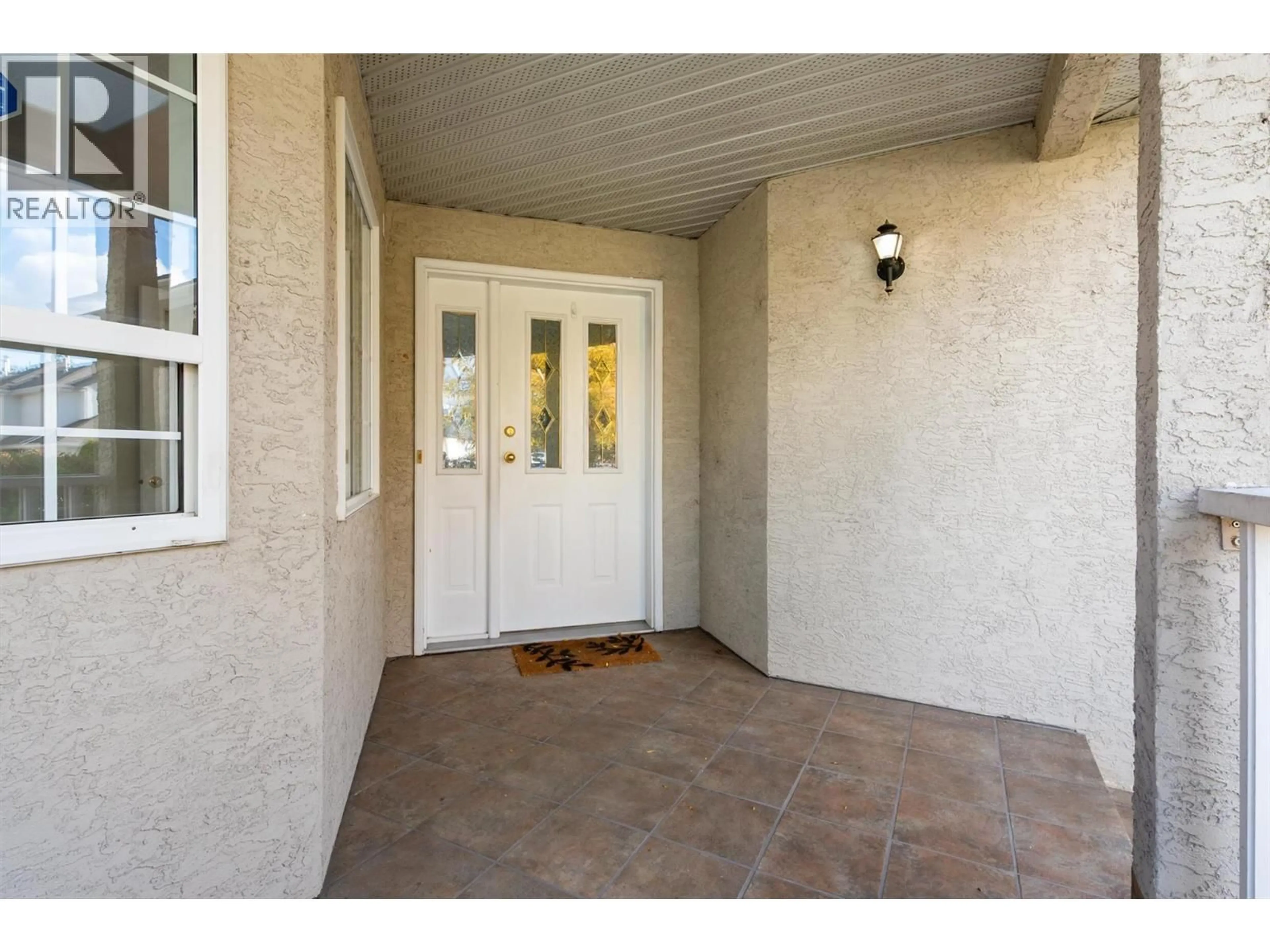 Indoor entryway for 4003 LOGIE COURT, Kelowna British Columbia V1W3Y6