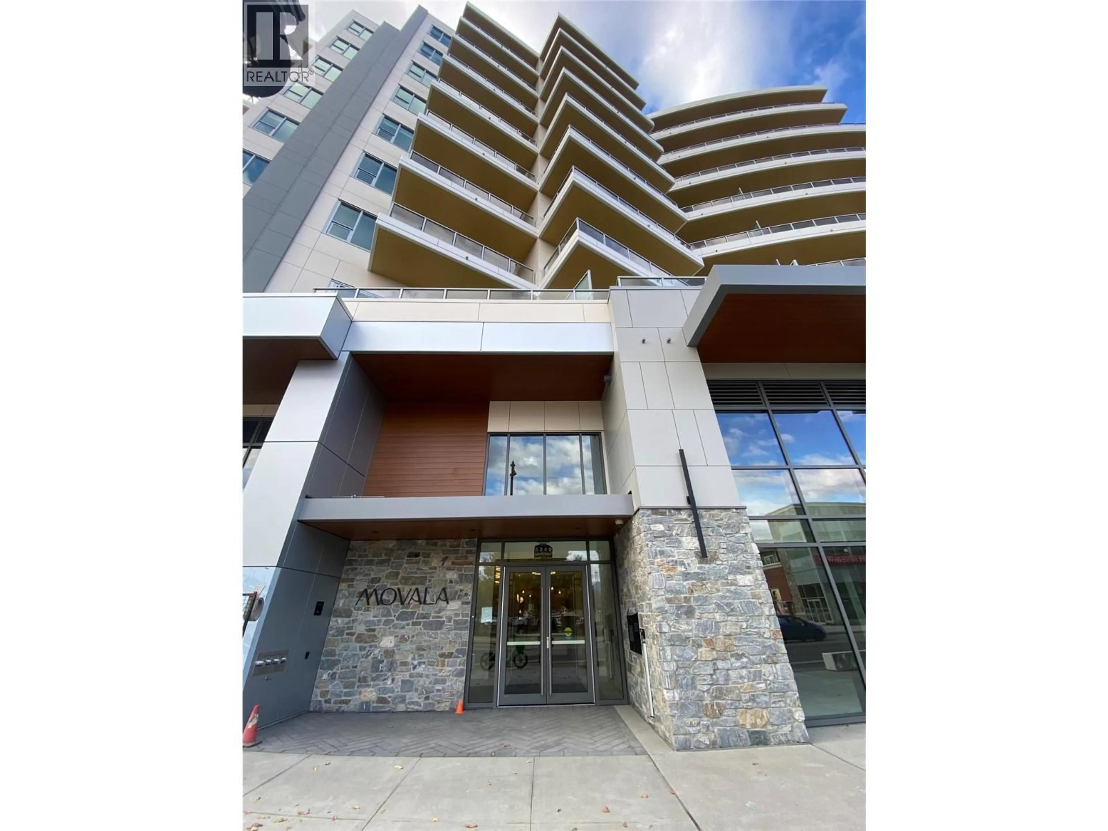 Indoor foyer for 519 - 3340 LAKESHORE ROAD, Kelowna British Columbia V1W0H6