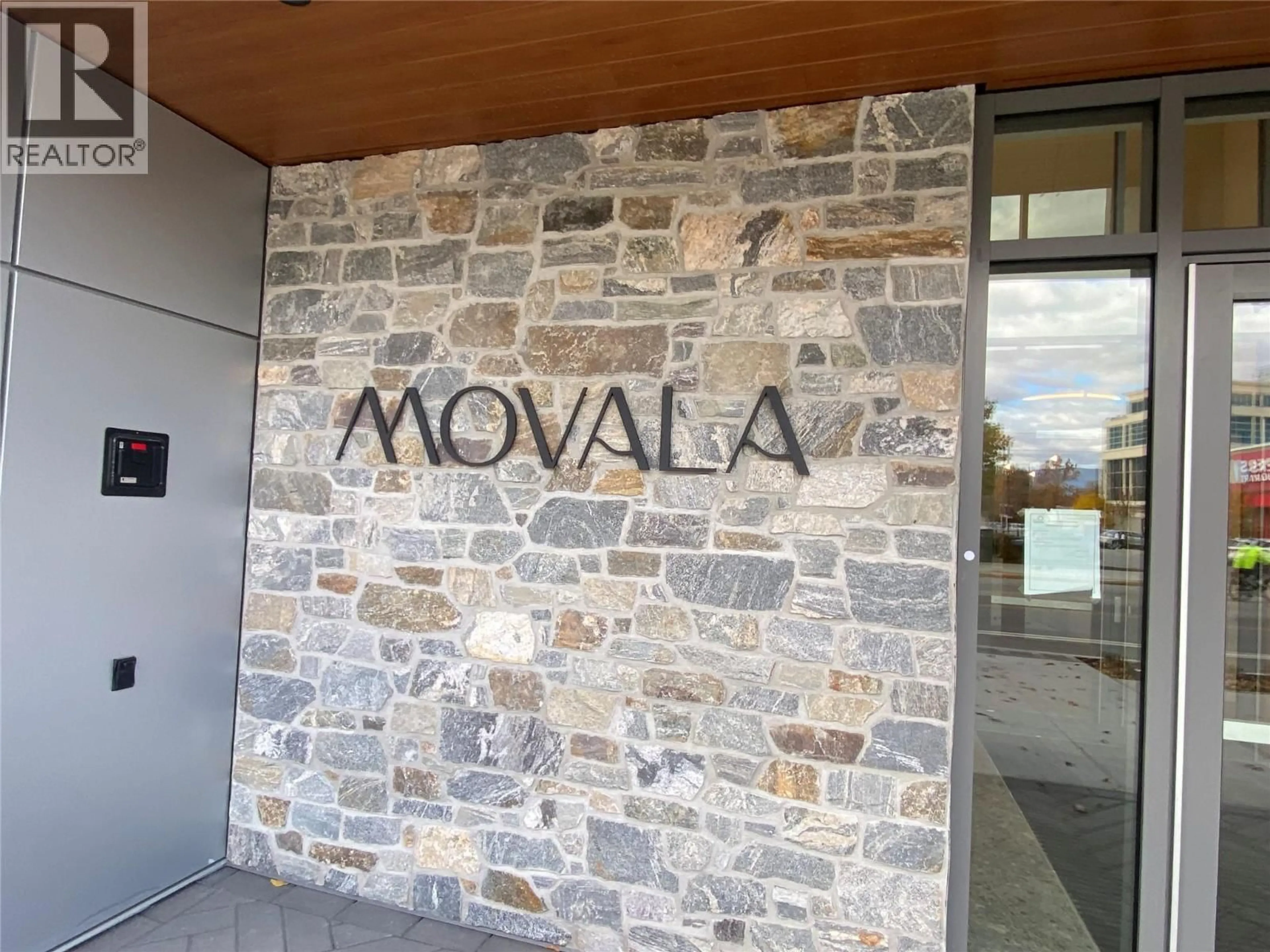 Indoor foyer for 519 - 3340 LAKESHORE ROAD, Kelowna British Columbia V1W0H6